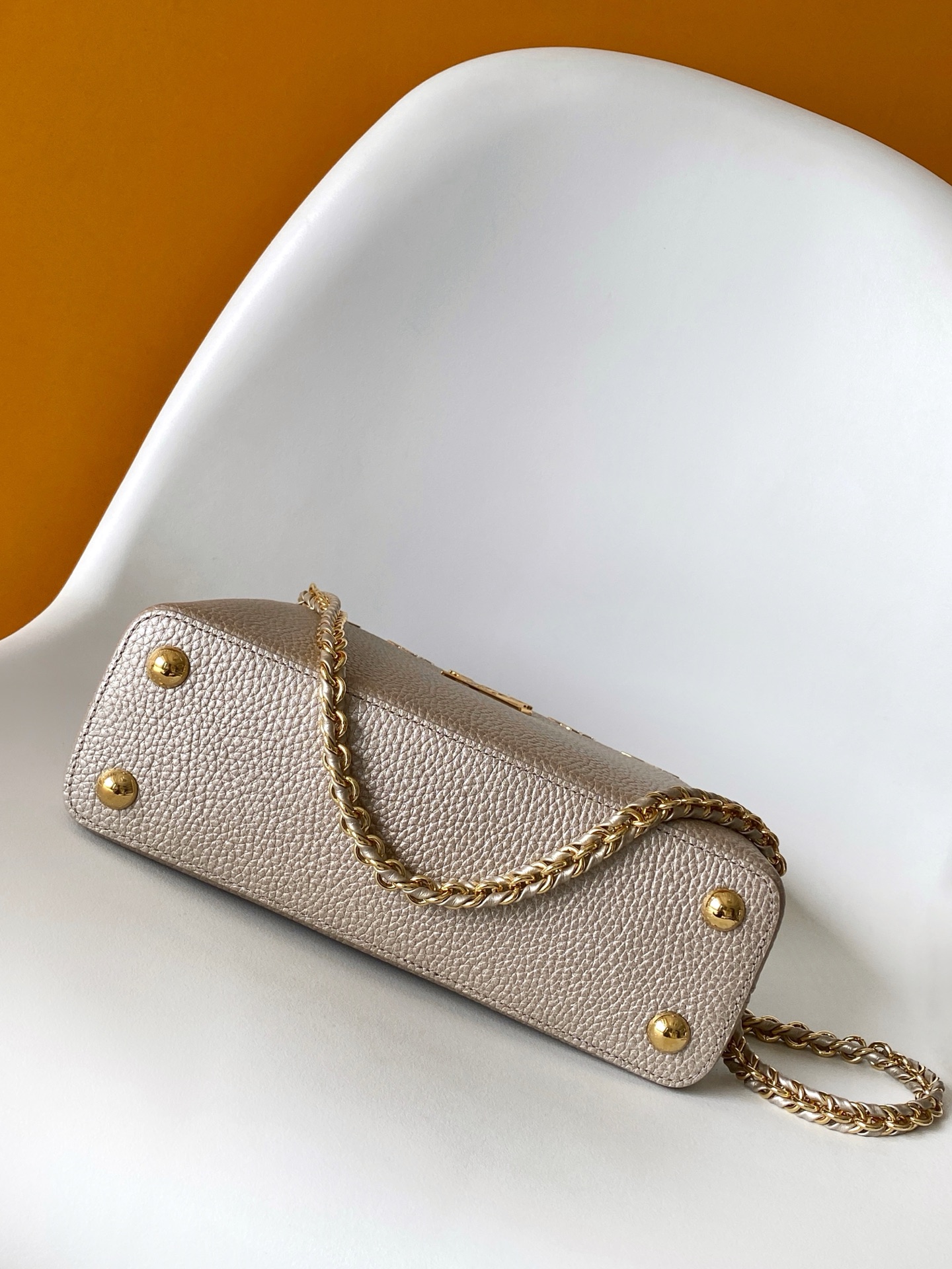 p1080💰 动态163c01特级原厂皮 动态变码
M24583金属色 M24584枣红 M24585黑色 金钻贝克花本款 Capucines BB 手袋以莹润贝壳描绘 Monogram 花卉于上缘的悠然绽放，与宛如珠宝般的 LV 字母互为映衬，彰显路易威登的柔美格调。顶部手柄和可拆卸纤细肩带提供多种背携选择。
27.0 x 17.3 x 9.0 厘米 (长 x 高 x 宽)
21.0 x 13.6 x 8.0 厘米 (长 x 高 x 宽)
16.3 x 11.0 x 6.5 厘米 (长 x 高 x 宽)
	•	Taurillon 牛皮革
	•	Taurillon 牛皮革饰边
	•	牛皮革内衬
	•	金属件配有贝壳
	•	翻盖可置于内侧或外侧
	•	隔层内配有拉链袋和贴袋
	•	金属底钉
	•	可收纳智能手机、短款钱夹和其他物品
	•	肩带：可拆卸，可调节
	•	包带半长：46.5 厘米
	•	包带半长可调至：55.0 厘米
	•	手柄：单手柄