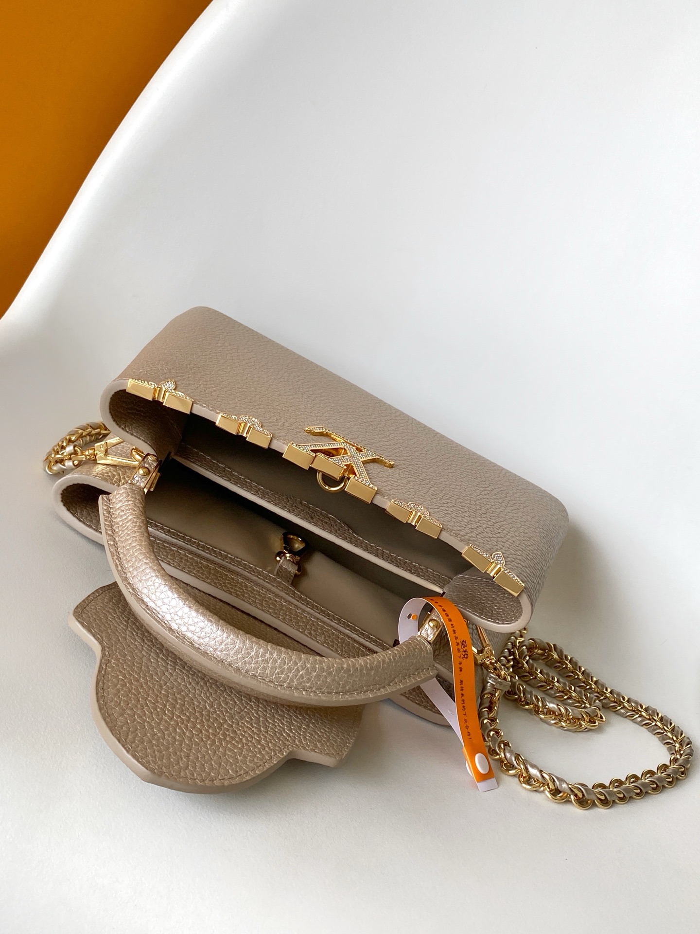 p1080💰 动态163c01特级原厂皮 动态变码
M24583金属色 M24584枣红 M24585黑色 金钻贝克花本款 Capucines BB 手袋以莹润贝壳描绘 Monogram 花卉于上缘的悠然绽放，与宛如珠宝般的 LV 字母互为映衬，彰显路易威登的柔美格调。顶部手柄和可拆卸纤细肩带提供多种背携选择。
27.0 x 17.3 x 9.0 厘米 (长 x 高 x 宽)
21.0 x 13.6 x 8.0 厘米 (长 x 高 x 宽)
16.3 x 11.0 x 6.5 厘米 (长 x 高 x 宽)
	•	Taurillon 牛皮革
	•	Taurillon 牛皮革饰边
	•	牛皮革内衬
	•	金属件配有贝壳
	•	翻盖可置于内侧或外侧
	•	隔层内配有拉链袋和贴袋
	•	金属底钉
	•	可收纳智能手机、短款钱夹和其他物品
	•	肩带：可拆卸，可调节
	•	包带半长：46.5 厘米
	•	包带半长可调至：55.0 厘米
	•	手柄：单手柄