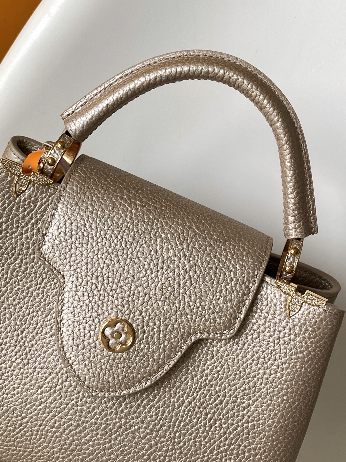 p1080💰 动态163c01特级原厂皮 动态变码
M24583金属色 M24584枣红 M24585黑色 金钻贝克花本款 Capucines BB 手袋以莹润贝壳描绘 Monogram 花卉于上缘的悠然绽放，与宛如珠宝般的 LV 字母互为映衬，彰显路易威登的柔美格调。顶部手柄和可拆卸纤细肩带提供多种背携选择。
27.0 x 17.3 x 9.0 厘米 (长 x 高 x 宽)
21.0 x 13.6 x 8.0 厘米 (长 x 高 x 宽)
16.3 x 11.0 x 6.5 厘米 (长 x 高 x 宽)
	•	Taurillon 牛皮革
	•	Taurillon 牛皮革饰边
	•	牛皮革内衬
	•	金属件配有贝壳
	•	翻盖可置于内侧或外侧
	•	隔层内配有拉链袋和贴袋
	•	金属底钉
	•	可收纳智能手机、短款钱夹和其他物品
	•	肩带：可拆卸，可调节
	•	包带半长：46.5 厘米
	•	包带半长可调至：55.0 厘米
	•	手柄：单手柄