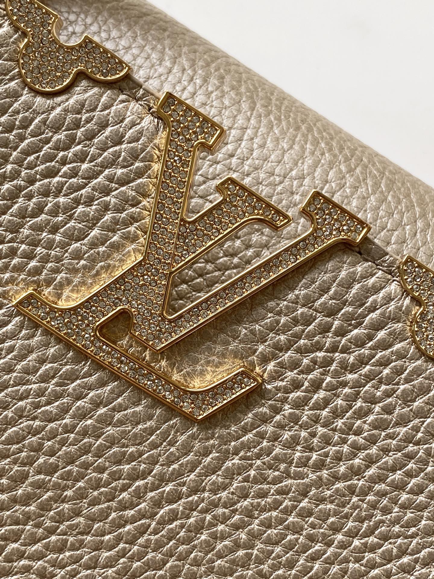 p1080💰 动态163c01特级原厂皮 动态变码
M24583金属色 M24584枣红 M24585黑色 金钻贝克花本款 Capucines BB 手袋以莹润贝壳描绘 Monogram 花卉于上缘的悠然绽放，与宛如珠宝般的 LV 字母互为映衬，彰显路易威登的柔美格调。顶部手柄和可拆卸纤细肩带提供多种背携选择。
27.0 x 17.3 x 9.0 厘米 (长 x 高 x 宽)
21.0 x 13.6 x 8.0 厘米 (长 x 高 x 宽)
16.3 x 11.0 x 6.5 厘米 (长 x 高 x 宽)
	•	Taurillon 牛皮革
	•	Taurillon 牛皮革饰边
	•	牛皮革内衬
	•	金属件配有贝壳
	•	翻盖可置于内侧或外侧
	•	隔层内配有拉链袋和贴袋
	•	金属底钉
	•	可收纳智能手机、短款钱夹和其他物品
	•	肩带：可拆卸，可调节
	•	包带半长：46.5 厘米
	•	包带半长可调至：55.0 厘米
	•	手柄：单手柄