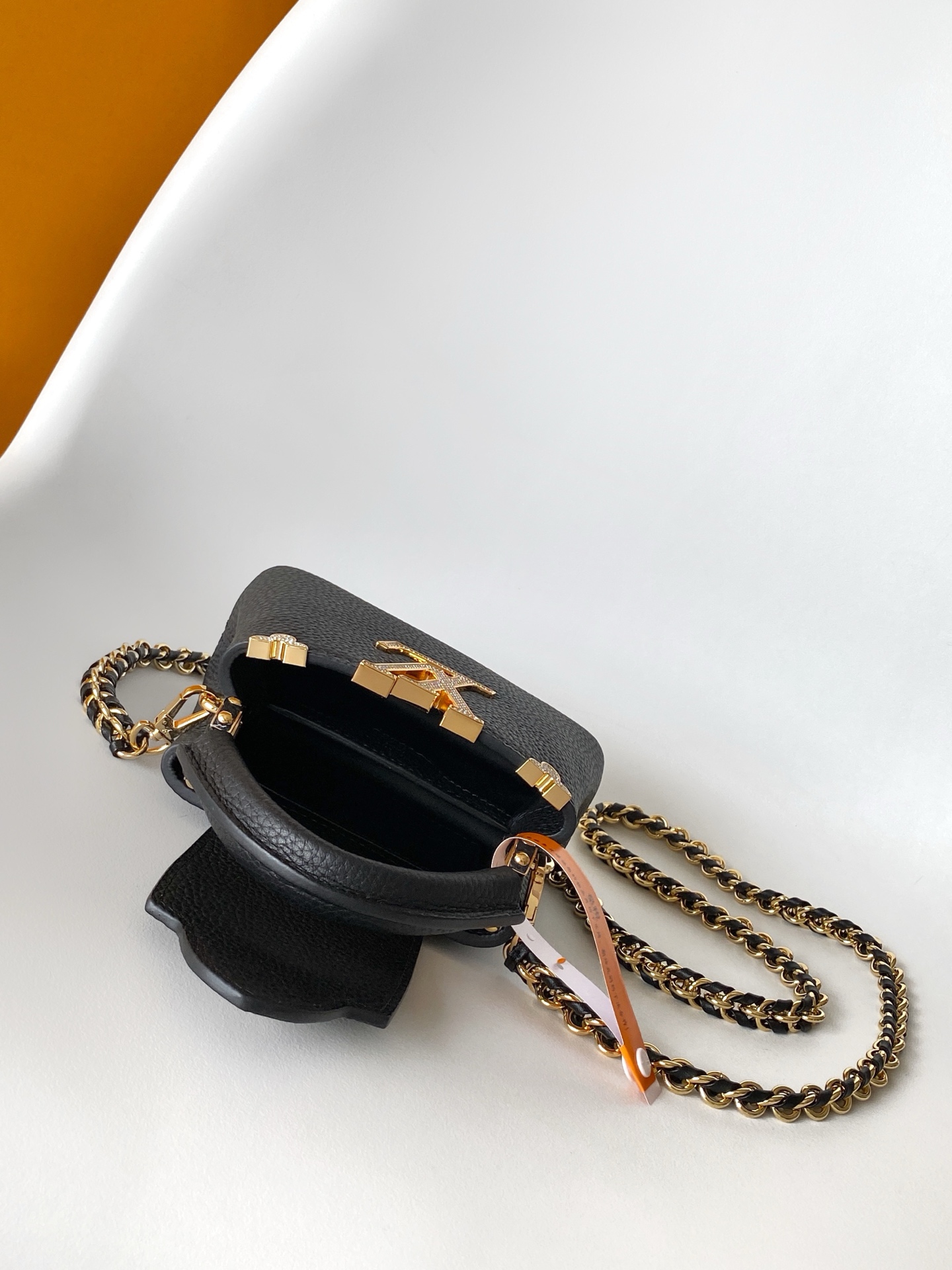 p980💰 动态163c01特级原厂皮 动态变码
M24583金属色 M24584枣红 M24585黑色 金钻贝克花本款 Capucines BB 手袋以莹润贝壳描绘 Monogram 花卉于上缘的悠然绽放，与宛如珠宝般的 LV 字母互为映衬，彰显路易威登的柔美格调。顶部手柄和可拆卸纤细肩带提供多种背携选择。
27.0 x 17.3 x 9.0 厘米 (长 x 高 x 宽)
21.0 x 13.6 x 8.0 厘米 (长 x 高 x 宽)
16.3 x 11.0 x 6.5 厘米 (长 x 高 x 宽)
	•	Taurillon 牛皮革
	•	Taurillon 牛皮革饰边
	•	牛皮革内衬
	•	金属件配有贝壳
	•	翻盖可置于内侧或外侧
	•	隔层内配有拉链袋和贴袋
	•	金属底钉
	•	可收纳智能手机、短款钱夹和其他物品
	•	肩带：可拆卸，可调节
	•	包带半长：46.5 厘米
	•	包带半长可调至：55.0 厘米
	•	手柄：单手柄