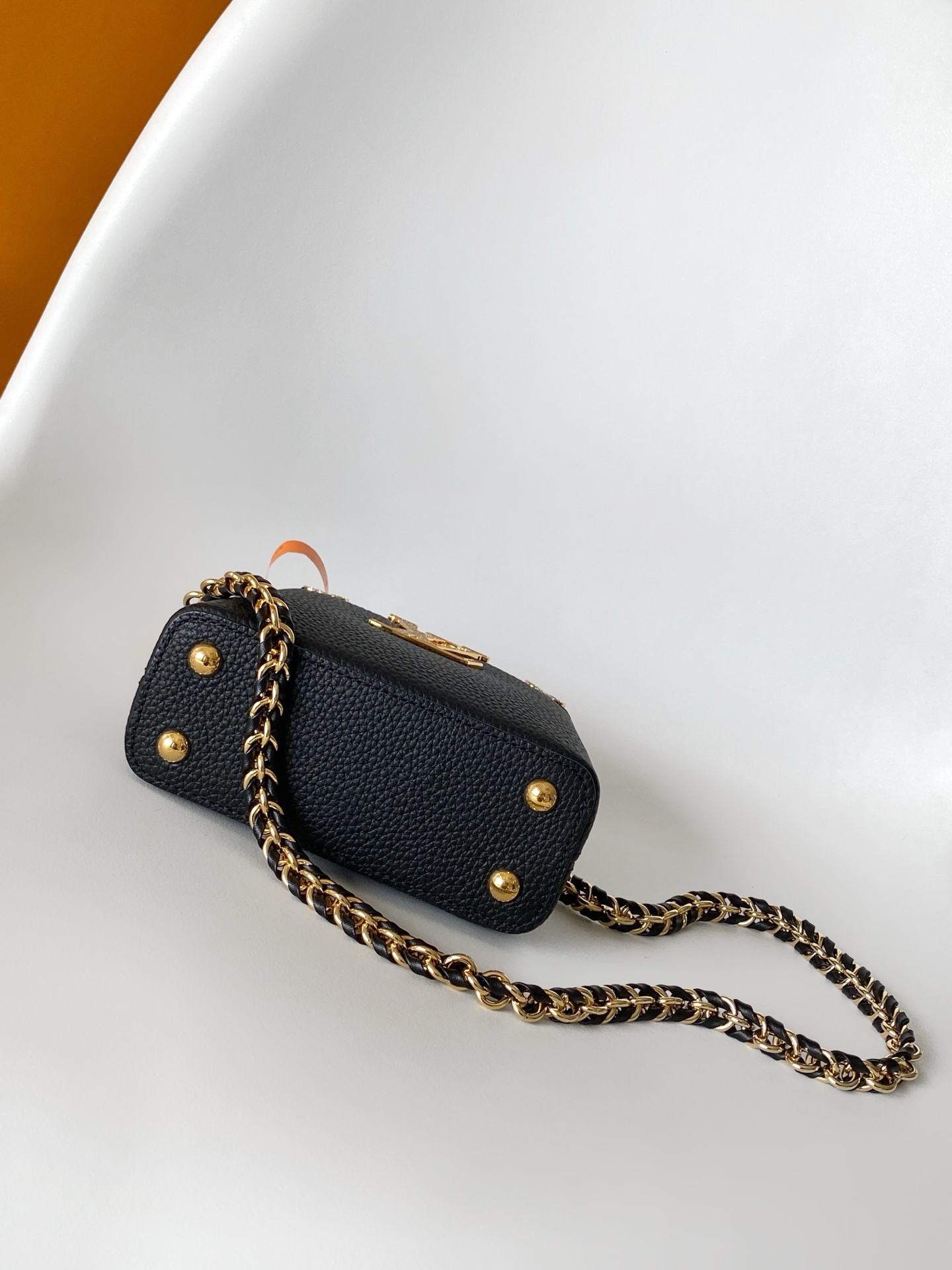 p980💰 动态163c01特级原厂皮 动态变码
M24583金属色 M24584枣红 M24585黑色 金钻贝克花本款 Capucines BB 手袋以莹润贝壳描绘 Monogram 花卉于上缘的悠然绽放，与宛如珠宝般的 LV 字母互为映衬，彰显路易威登的柔美格调。顶部手柄和可拆卸纤细肩带提供多种背携选择。
27.0 x 17.3 x 9.0 厘米 (长 x 高 x 宽)
21.0 x 13.6 x 8.0 厘米 (长 x 高 x 宽)
16.3 x 11.0 x 6.5 厘米 (长 x 高 x 宽)
	•	Taurillon 牛皮革
	•	Taurillon 牛皮革饰边
	•	牛皮革内衬
	•	金属件配有贝壳
	•	翻盖可置于内侧或外侧
	•	隔层内配有拉链袋和贴袋
	•	金属底钉
	•	可收纳智能手机、短款钱夹和其他物品
	•	肩带：可拆卸，可调节
	•	包带半长：46.5 厘米
	•	包带半长可调至：55.0 厘米
	•	手柄：单手柄