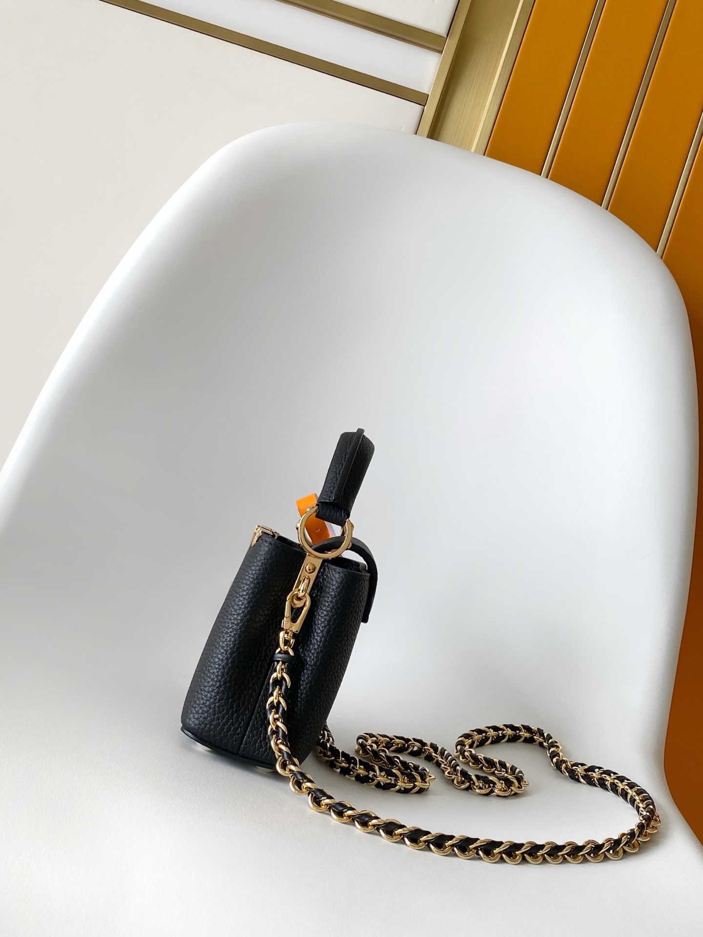 p980💰 动态163c01特级原厂皮 动态变码
M24583金属色 M24584枣红 M24585黑色 金钻贝克花本款 Capucines BB 手袋以莹润贝壳描绘 Monogram 花卉于上缘的悠然绽放，与宛如珠宝般的 LV 字母互为映衬，彰显路易威登的柔美格调。顶部手柄和可拆卸纤细肩带提供多种背携选择。
27.0 x 17.3 x 9.0 厘米 (长 x 高 x 宽)
21.0 x 13.6 x 8.0 厘米 (长 x 高 x 宽)
16.3 x 11.0 x 6.5 厘米 (长 x 高 x 宽)
	•	Taurillon 牛皮革
	•	Taurillon 牛皮革饰边
	•	牛皮革内衬
	•	金属件配有贝壳
	•	翻盖可置于内侧或外侧
	•	隔层内配有拉链袋和贴袋
	•	金属底钉
	•	可收纳智能手机、短款钱夹和其他物品
	•	肩带：可拆卸，可调节
	•	包带半长：46.5 厘米
	•	包带半长可调至：55.0 厘米
	•	手柄：单手柄