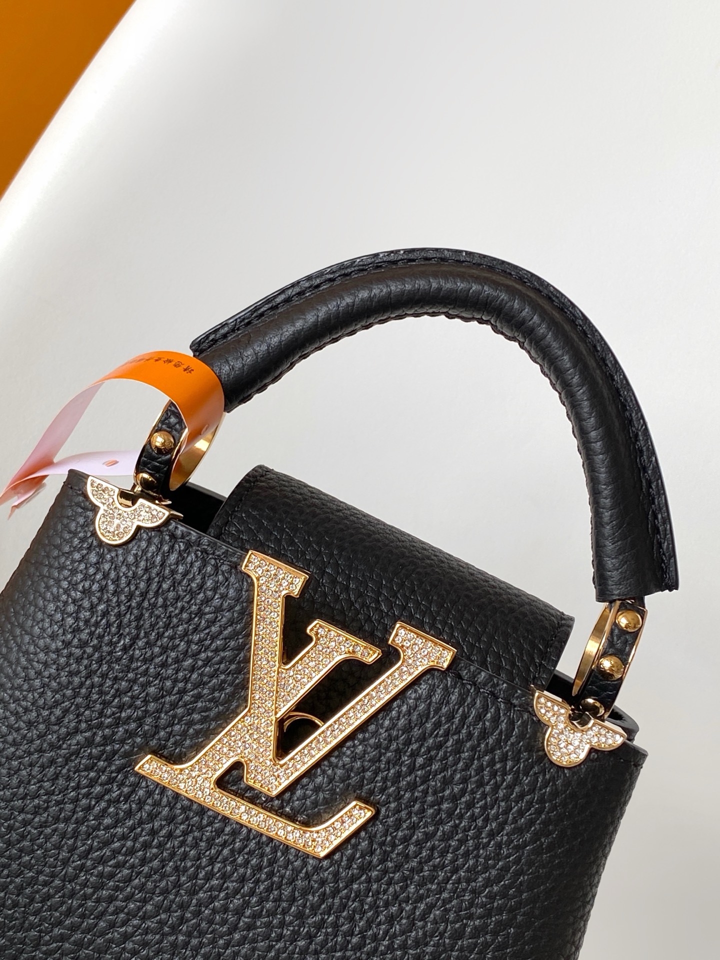 p980💰 动态163c01特级原厂皮 动态变码
M24583金属色 M24584枣红 M24585黑色 金钻贝克花本款 Capucines BB 手袋以莹润贝壳描绘 Monogram 花卉于上缘的悠然绽放，与宛如珠宝般的 LV 字母互为映衬，彰显路易威登的柔美格调。顶部手柄和可拆卸纤细肩带提供多种背携选择。
27.0 x 17.3 x 9.0 厘米 (长 x 高 x 宽)
21.0 x 13.6 x 8.0 厘米 (长 x 高 x 宽)
16.3 x 11.0 x 6.5 厘米 (长 x 高 x 宽)
	•	Taurillon 牛皮革
	•	Taurillon 牛皮革饰边
	•	牛皮革内衬
	•	金属件配有贝壳
	•	翻盖可置于内侧或外侧
	•	隔层内配有拉链袋和贴袋
	•	金属底钉
	•	可收纳智能手机、短款钱夹和其他物品
	•	肩带：可拆卸，可调节
	•	包带半长：46.5 厘米
	•	包带半长可调至：55.0 厘米
	•	手柄：单手柄