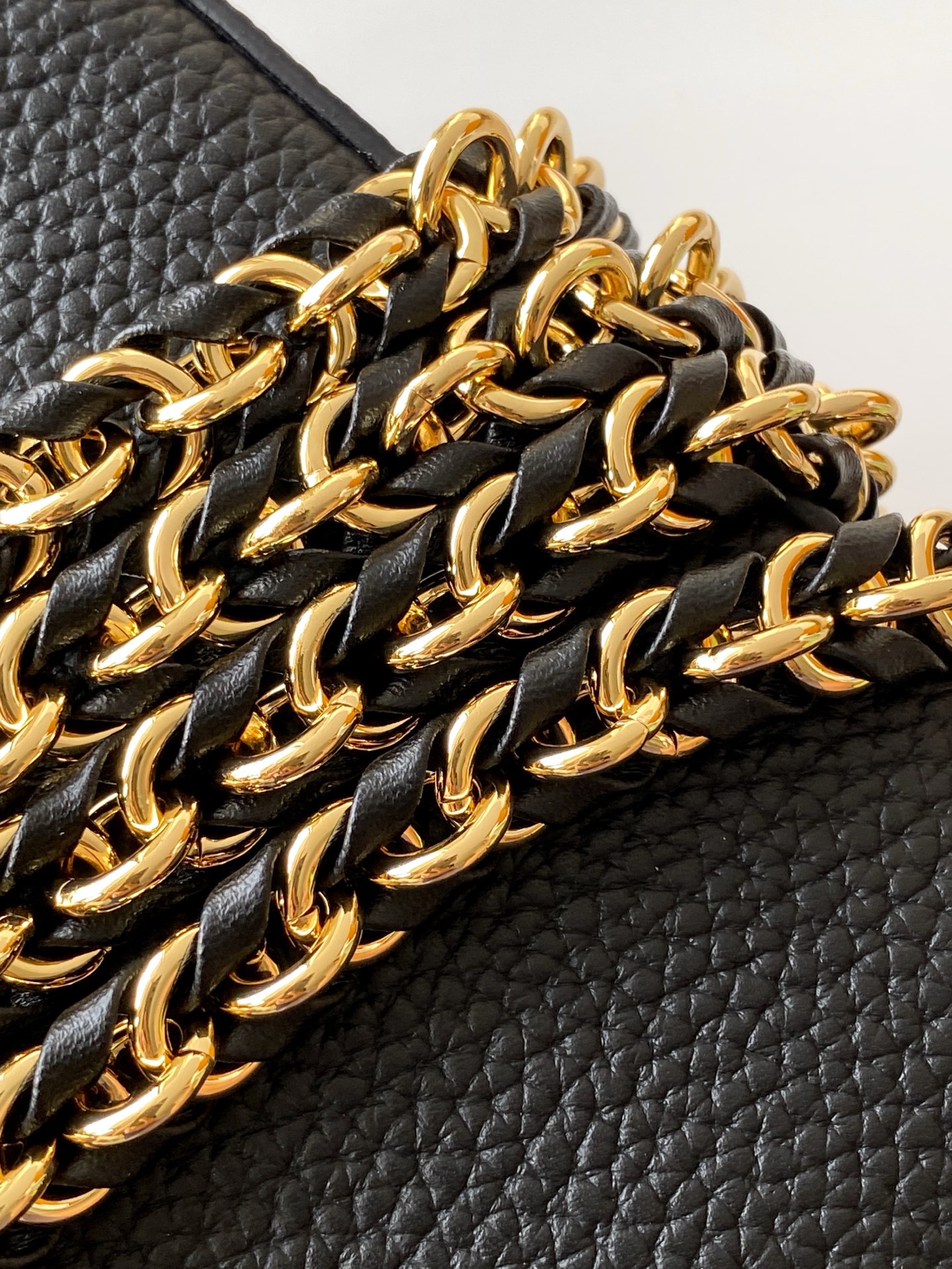 p980💰 动态163c01特级原厂皮 动态变码
M24583金属色 M24584枣红 M24585黑色 金钻贝克花本款 Capucines BB 手袋以莹润贝壳描绘 Monogram 花卉于上缘的悠然绽放，与宛如珠宝般的 LV 字母互为映衬，彰显路易威登的柔美格调。顶部手柄和可拆卸纤细肩带提供多种背携选择。
27.0 x 17.3 x 9.0 厘米 (长 x 高 x 宽)
21.0 x 13.6 x 8.0 厘米 (长 x 高 x 宽)
16.3 x 11.0 x 6.5 厘米 (长 x 高 x 宽)
	•	Taurillon 牛皮革
	•	Taurillon 牛皮革饰边
	•	牛皮革内衬
	•	金属件配有贝壳
	•	翻盖可置于内侧或外侧
	•	隔层内配有拉链袋和贴袋
	•	金属底钉
	•	可收纳智能手机、短款钱夹和其他物品
	•	肩带：可拆卸，可调节
	•	包带半长：46.5 厘米
	•	包带半长可调至：55.0 厘米
	•	手柄：单手柄