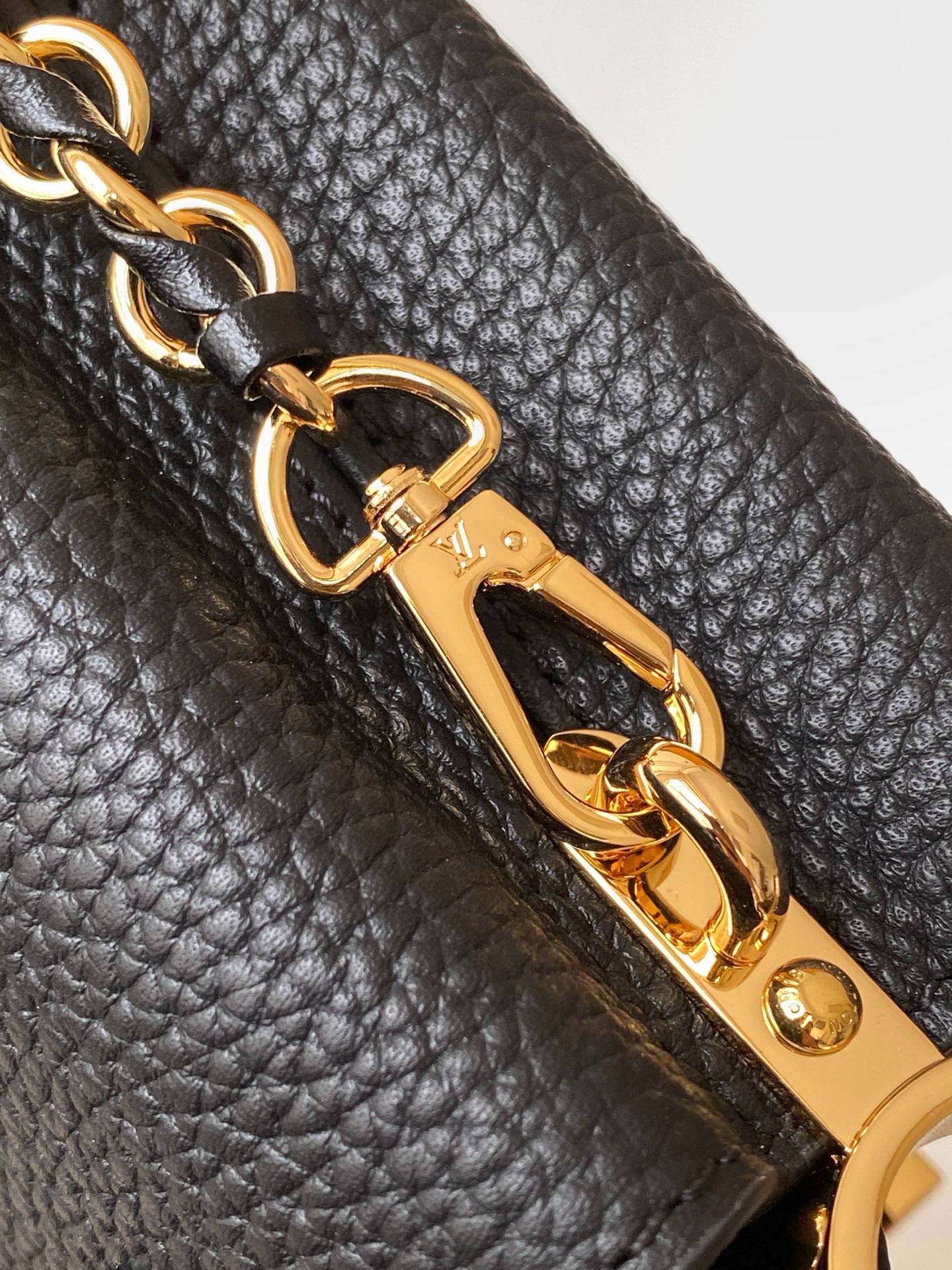 p980💰 动态163c01特级原厂皮 动态变码
M24583金属色 M24584枣红 M24585黑色 金钻贝克花本款 Capucines BB 手袋以莹润贝壳描绘 Monogram 花卉于上缘的悠然绽放，与宛如珠宝般的 LV 字母互为映衬，彰显路易威登的柔美格调。顶部手柄和可拆卸纤细肩带提供多种背携选择。
27.0 x 17.3 x 9.0 厘米 (长 x 高 x 宽)
21.0 x 13.6 x 8.0 厘米 (长 x 高 x 宽)
16.3 x 11.0 x 6.5 厘米 (长 x 高 x 宽)
	•	Taurillon 牛皮革
	•	Taurillon 牛皮革饰边
	•	牛皮革内衬
	•	金属件配有贝壳
	•	翻盖可置于内侧或外侧
	•	隔层内配有拉链袋和贴袋
	•	金属底钉
	•	可收纳智能手机、短款钱夹和其他物品
	•	肩带：可拆卸，可调节
	•	包带半长：46.5 厘米
	•	包带半长可调至：55.0 厘米
	•	手柄：单手柄