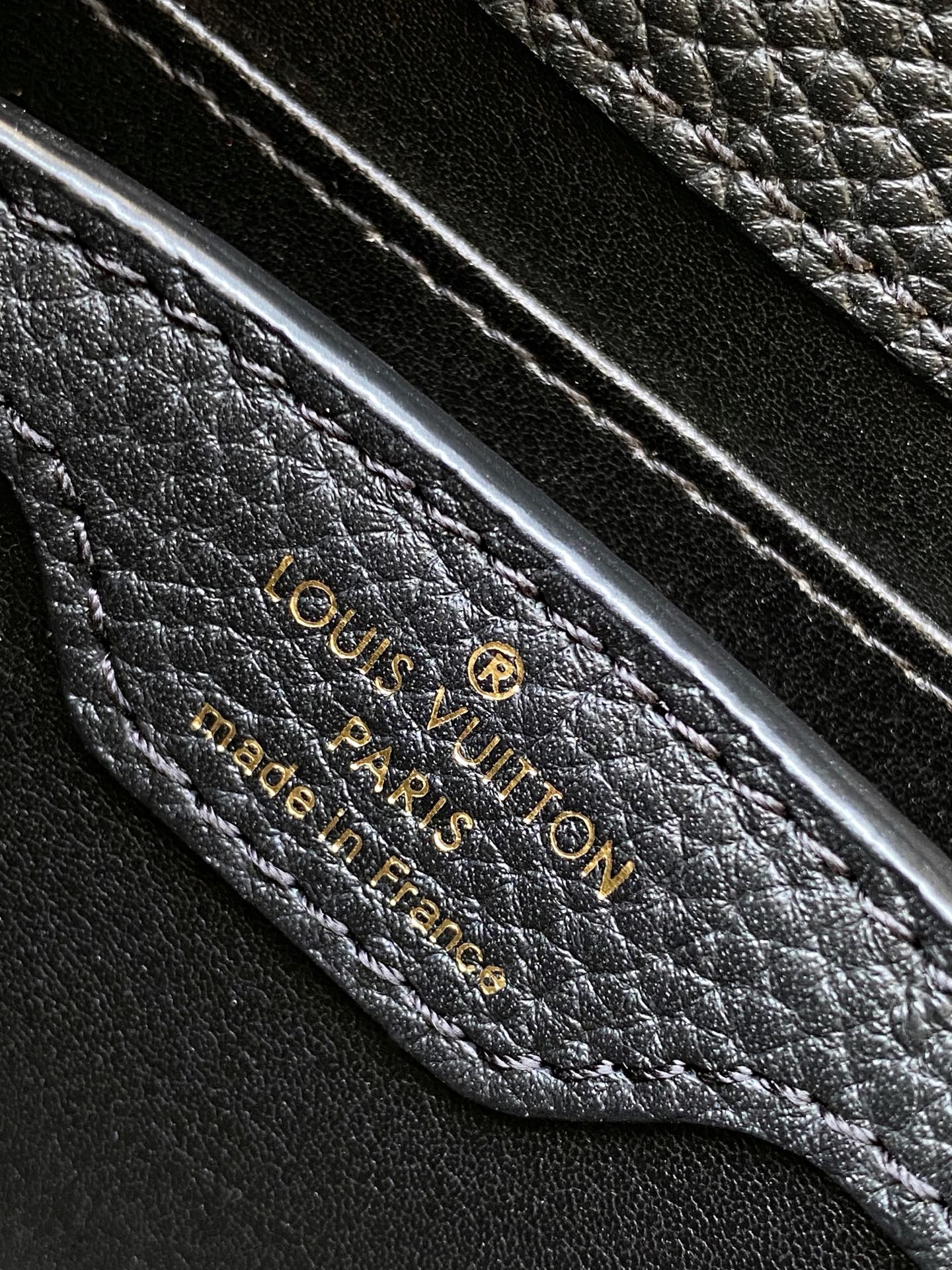 p980💰 动态163c01特级原厂皮 动态变码
M24583金属色 M24584枣红 M24585黑色 金钻贝克花本款 Capucines BB 手袋以莹润贝壳描绘 Monogram 花卉于上缘的悠然绽放，与宛如珠宝般的 LV 字母互为映衬，彰显路易威登的柔美格调。顶部手柄和可拆卸纤细肩带提供多种背携选择。
27.0 x 17.3 x 9.0 厘米 (长 x 高 x 宽)
21.0 x 13.6 x 8.0 厘米 (长 x 高 x 宽)
16.3 x 11.0 x 6.5 厘米 (长 x 高 x 宽)
	•	Taurillon 牛皮革
	•	Taurillon 牛皮革饰边
	•	牛皮革内衬
	•	金属件配有贝壳
	•	翻盖可置于内侧或外侧
	•	隔层内配有拉链袋和贴袋
	•	金属底钉
	•	可收纳智能手机、短款钱夹和其他物品
	•	肩带：可拆卸，可调节
	•	包带半长：46.5 厘米
	•	包带半长可调至：55.0 厘米
	•	手柄：单手柄