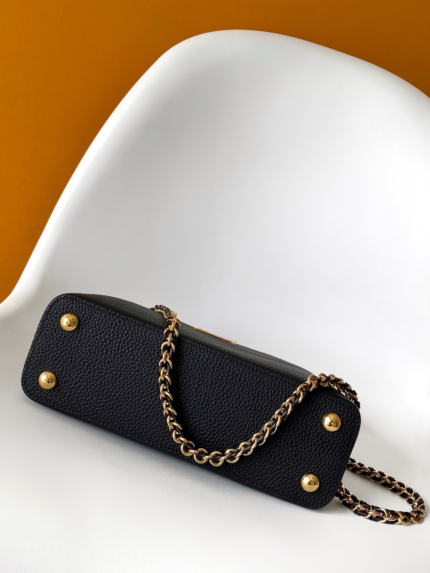 p1080💰 动态163c01特级原厂皮 动态变码
M24583金属色 M24584枣红 M24585黑色 金钻贝克花本款 Capucines BB 手袋以莹润贝壳描绘 Monogram 花卉于上缘的悠然绽放，与宛如珠宝般的 LV 字母互为映衬，彰显路易威登的柔美格调。顶部手柄和可拆卸纤细肩带提供多种背携选择。
27.0 x 17.3 x 9.0 厘米 (长 x 高 x 宽)
21.0 x 13.6 x 8.0 厘米 (长 x 高 x 宽)
16.3 x 11.0 x 6.5 厘米 (长 x 高 x 宽)
	•	Taurillon 牛皮革
	•	Taurillon 牛皮革饰边
	•	牛皮革内衬
	•	金属件配有贝壳
	•	翻盖可置于内侧或外侧
	•	隔层内配有拉链袋和贴袋
	•	金属底钉
	•	可收纳智能手机、短款钱夹和其他物品
	•	肩带：可拆卸，可调节
	•	包带半长：46.5 厘米
	•	包带半长可调至：55.0 厘米
	•	手柄：单手柄