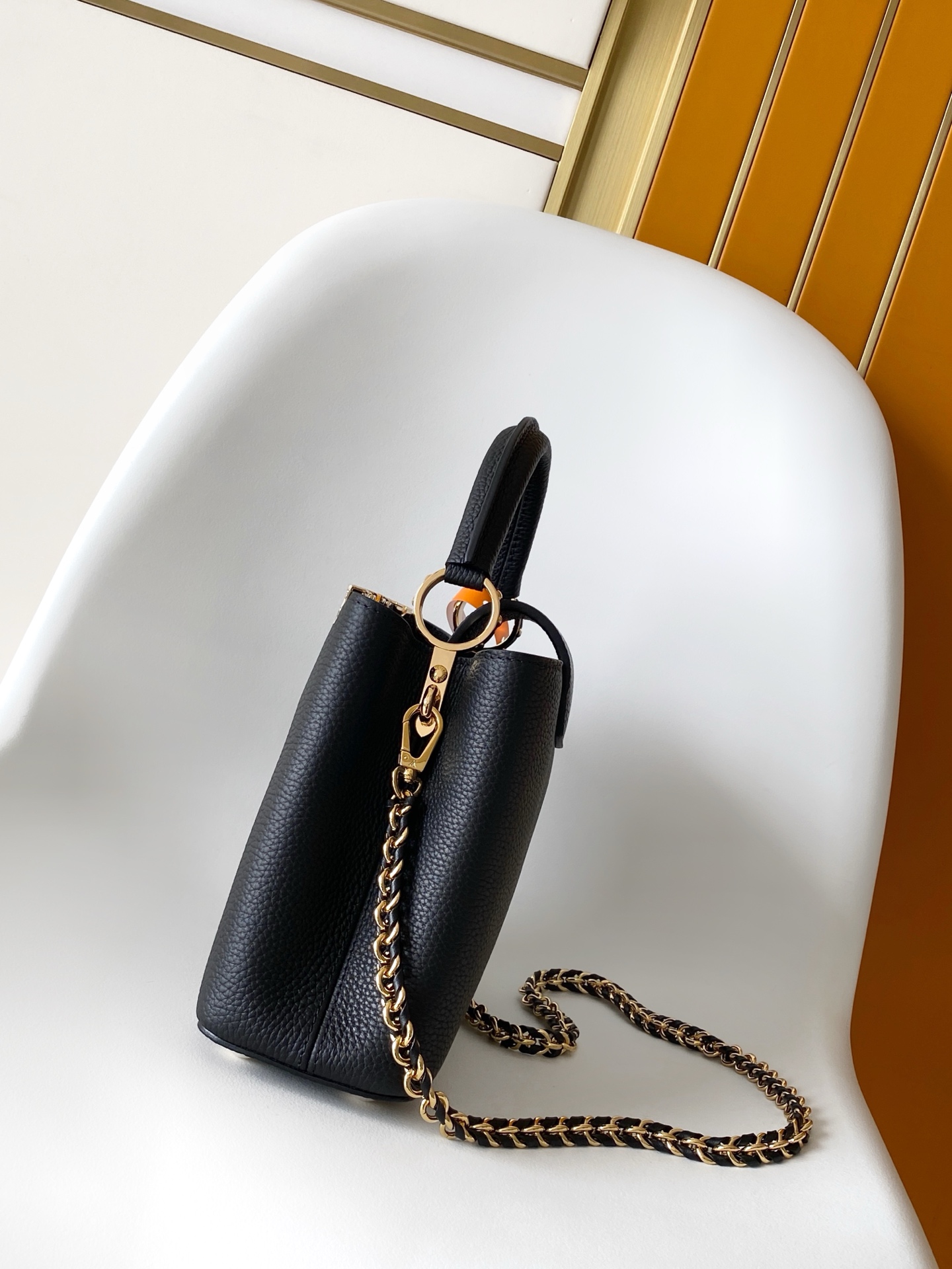 p1080💰 动态163c01特级原厂皮 动态变码
M24583金属色 M24584枣红 M24585黑色 金钻贝克花本款 Capucines BB 手袋以莹润贝壳描绘 Monogram 花卉于上缘的悠然绽放，与宛如珠宝般的 LV 字母互为映衬，彰显路易威登的柔美格调。顶部手柄和可拆卸纤细肩带提供多种背携选择。
27.0 x 17.3 x 9.0 厘米 (长 x 高 x 宽)
21.0 x 13.6 x 8.0 厘米 (长 x 高 x 宽)
16.3 x 11.0 x 6.5 厘米 (长 x 高 x 宽)
	•	Taurillon 牛皮革
	•	Taurillon 牛皮革饰边
	•	牛皮革内衬
	•	金属件配有贝壳
	•	翻盖可置于内侧或外侧
	•	隔层内配有拉链袋和贴袋
	•	金属底钉
	•	可收纳智能手机、短款钱夹和其他物品
	•	肩带：可拆卸，可调节
	•	包带半长：46.5 厘米
	•	包带半长可调至：55.0 厘米
	•	手柄：单手柄