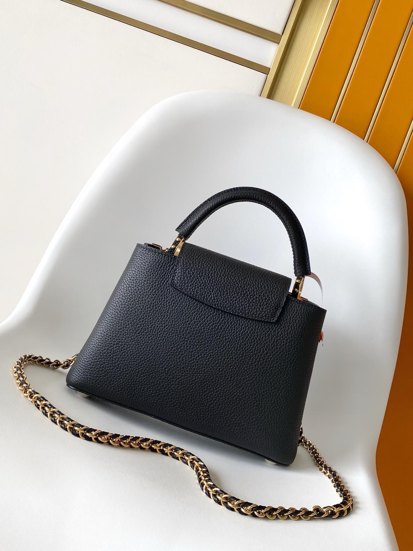 p1080💰 动态163c01特级原厂皮 动态变码
M24583金属色 M24584枣红 M24585黑色 金钻贝克花本款 Capucines BB 手袋以莹润贝壳描绘 Monogram 花卉于上缘的悠然绽放，与宛如珠宝般的 LV 字母互为映衬，彰显路易威登的柔美格调。顶部手柄和可拆卸纤细肩带提供多种背携选择。
27.0 x 17.3 x 9.0 厘米 (长 x 高 x 宽)
21.0 x 13.6 x 8.0 厘米 (长 x 高 x 宽)
16.3 x 11.0 x 6.5 厘米 (长 x 高 x 宽)
	•	Taurillon 牛皮革
	•	Taurillon 牛皮革饰边
	•	牛皮革内衬
	•	金属件配有贝壳
	•	翻盖可置于内侧或外侧
	•	隔层内配有拉链袋和贴袋
	•	金属底钉
	•	可收纳智能手机、短款钱夹和其他物品
	•	肩带：可拆卸，可调节
	•	包带半长：46.5 厘米
	•	包带半长可调至：55.0 厘米
	•	手柄：单手柄