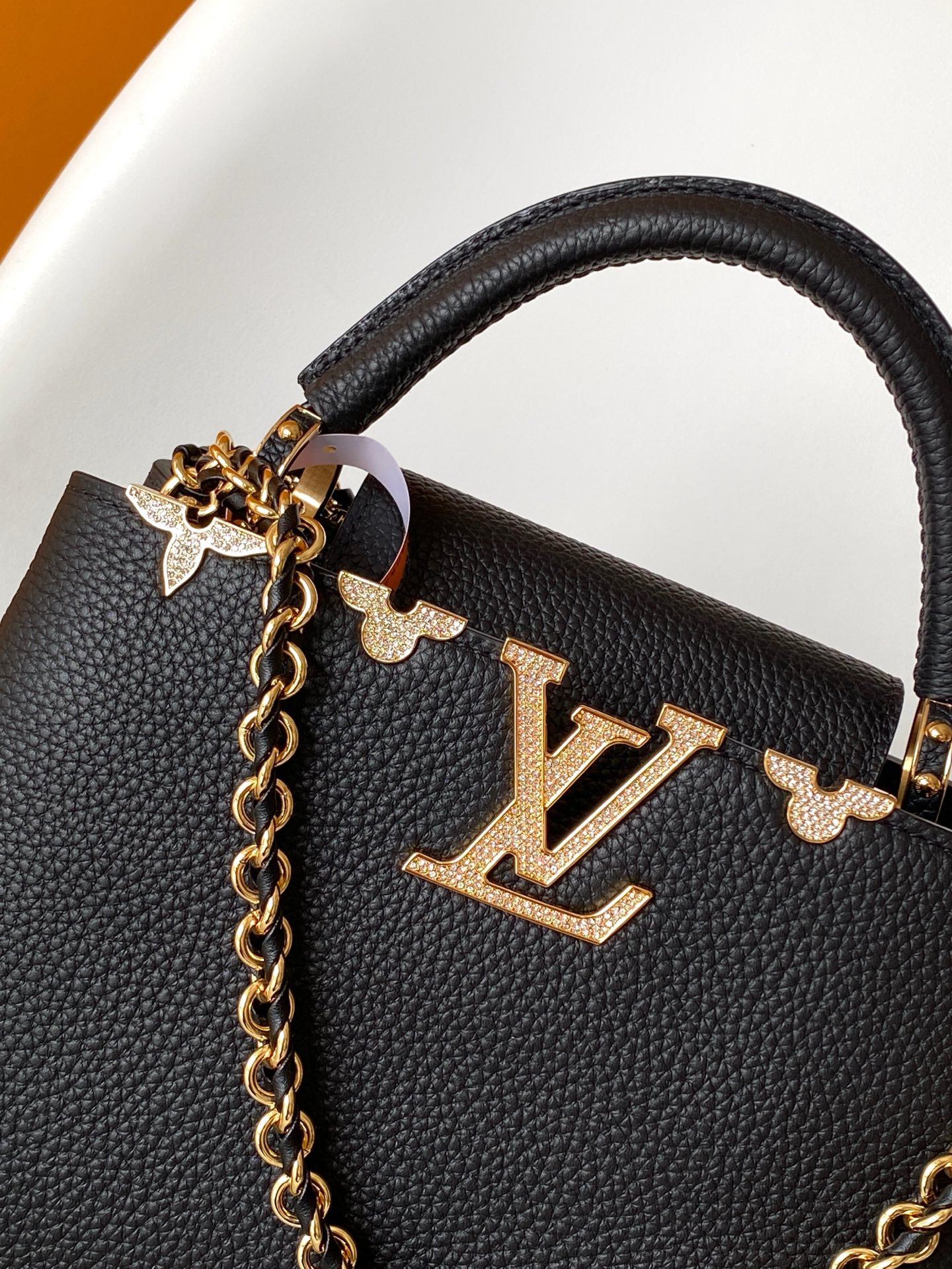 p1080💰 动态163c01特级原厂皮 动态变码
M24583金属色 M24584枣红 M24585黑色 金钻贝克花本款 Capucines BB 手袋以莹润贝壳描绘 Monogram 花卉于上缘的悠然绽放，与宛如珠宝般的 LV 字母互为映衬，彰显路易威登的柔美格调。顶部手柄和可拆卸纤细肩带提供多种背携选择。
27.0 x 17.3 x 9.0 厘米 (长 x 高 x 宽)
21.0 x 13.6 x 8.0 厘米 (长 x 高 x 宽)
16.3 x 11.0 x 6.5 厘米 (长 x 高 x 宽)
	•	Taurillon 牛皮革
	•	Taurillon 牛皮革饰边
	•	牛皮革内衬
	•	金属件配有贝壳
	•	翻盖可置于内侧或外侧
	•	隔层内配有拉链袋和贴袋
	•	金属底钉
	•	可收纳智能手机、短款钱夹和其他物品
	•	肩带：可拆卸，可调节
	•	包带半长：46.5 厘米
	•	包带半长可调至：55.0 厘米
	•	手柄：单手柄