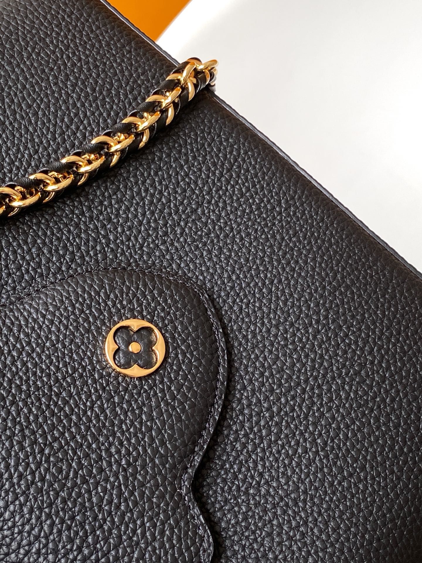 p1080💰 动态163c01特级原厂皮 动态变码
M24583金属色 M24584枣红 M24585黑色 金钻贝克花本款 Capucines BB 手袋以莹润贝壳描绘 Monogram 花卉于上缘的悠然绽放，与宛如珠宝般的 LV 字母互为映衬，彰显路易威登的柔美格调。顶部手柄和可拆卸纤细肩带提供多种背携选择。
27.0 x 17.3 x 9.0 厘米 (长 x 高 x 宽)
21.0 x 13.6 x 8.0 厘米 (长 x 高 x 宽)
16.3 x 11.0 x 6.5 厘米 (长 x 高 x 宽)
	•	Taurillon 牛皮革
	•	Taurillon 牛皮革饰边
	•	牛皮革内衬
	•	金属件配有贝壳
	•	翻盖可置于内侧或外侧
	•	隔层内配有拉链袋和贴袋
	•	金属底钉
	•	可收纳智能手机、短款钱夹和其他物品
	•	肩带：可拆卸，可调节
	•	包带半长：46.5 厘米
	•	包带半长可调至：55.0 厘米
	•	手柄：单手柄