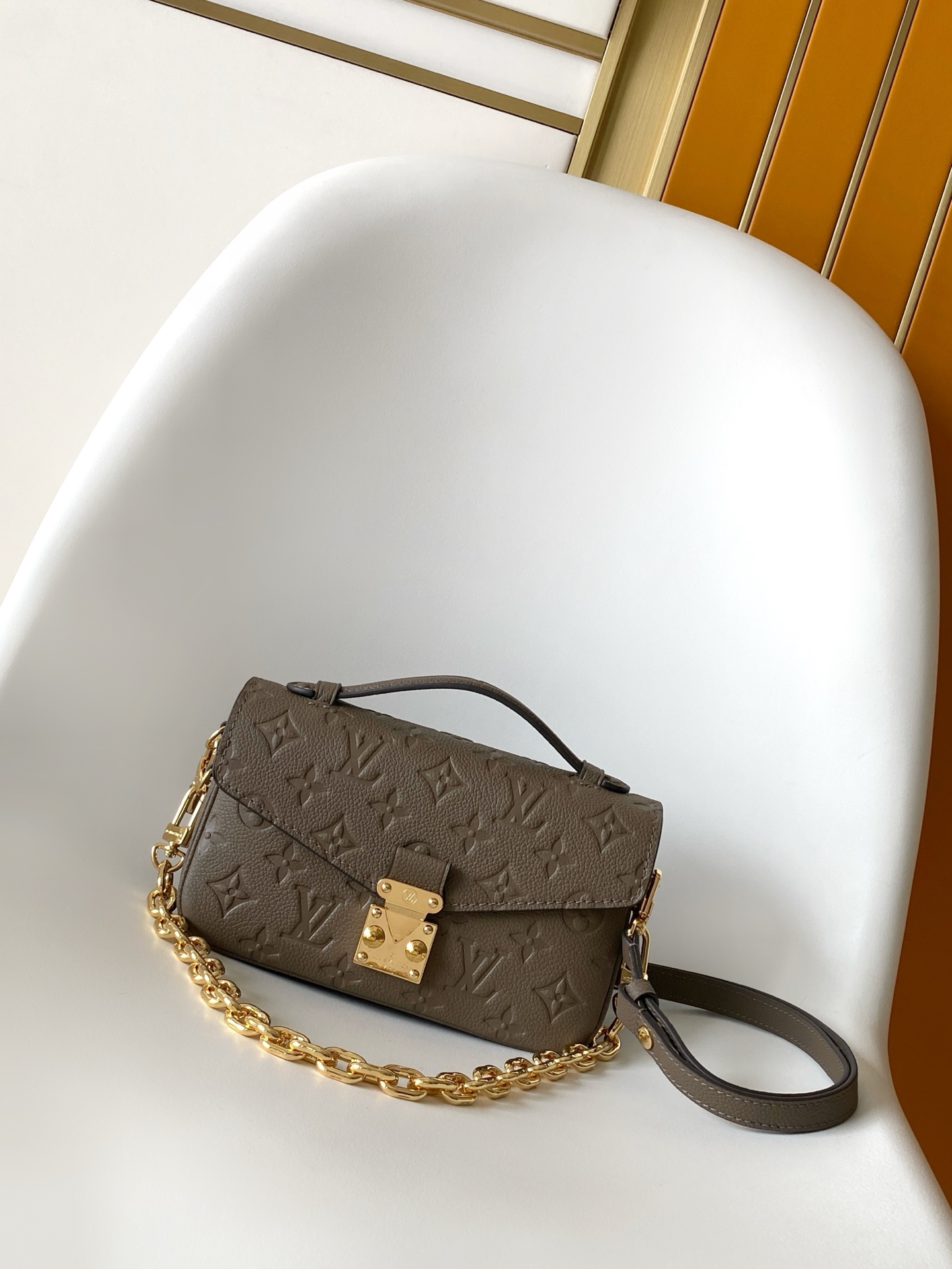 p750💰 413c01M25910灰绿M14322浅灰 M11998枪色M47045粉色M23940紫色M46595黑色 M22942米白 M23081杏色 M46596黑色顶级原单 本款 Pochette Métis East West 手袋取材 Monogram Empreinte 压纹皮革,展现品牌风尚与摩登元素的融合。传统 S-lock 锁扣和可拆卸短链条闪耀金属光泽,精巧构型囊括齐整内里,可调节肩带方便都市畅行。 21.5 x 13.5 x 6.0 厘米 (长 x 高 x 宽)
• 压纹软粒面牛皮革
• 软粒面牛皮革饰边
• 微纤维内衬
• 金属件
• S-lock 锁扣
• 拉链外袋
• 内隔层
• 中央拉链内袋
• 可拆卸并可调节肩带
• 可调节链带
• 单手柄
• 肩带:可拆卸,可调节
• 包带半长:29.0 厘米
• 包带半长可调至:45.0 厘米
• 链条:可拆卸
• 链条半长:19.0 厘米
• 手柄:单手柄