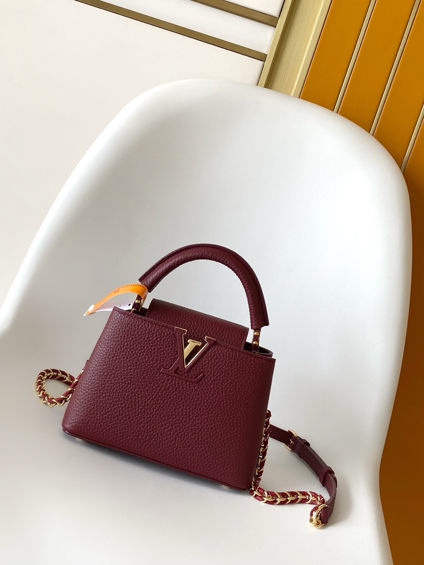 NO:580706,Authentic dynamic code chip, premium original leather M25893, this Capucines mini handbag incorporates delicate Monogram flowers into the handle, presenting the three-dimensional look of the LV logo with delicate brushstrokes, injecting dazzling luster into the soft design. The full-grain Taurillon leather has an exquisite shape, which can accommodate smartphones, short wallets and other small items. 21.0 x 14.0 x 8.0 cm (length x height x  Width) Taurillon leather Taurillon leather trim Cow leather lining Metal hardware Flap can be placed on the inside or outside Patch pocket in the compartment Metal base studs Removable and adjustable shoulder strap Half-length 55.0 cm Half-length adjustable strap to 59.0 cm Handle Single handle, genuine LV, louis vuitton, cowhide19860909正品级 动态变码芯片 特级原厂皮 M25893本款 Capucines 迷你手袋于手柄融入精致 Monogram 花卉,以细腻笔触呈现 LV 标识的立体观感,为柔美设计注入夺目光彩.全粒面 Taurillon 皮革塑造玲珑构型,可容纳智能手机、短款钱夹和其他随行小物.21.0 x 14.0 x 8.0 厘米 (长 x 高 x 宽) Taurillon 皮革 Taurillon 皮革饰边 牛皮革内衬 金属件 翻盖可置于内侧或外侧 隔层内配有贴袋 金属底钉 肩带可拆卸,可调节 包带半长55.0 厘米 包带半长可调至59.0 厘米 手柄单手柄,正品级LV,louis vuitton,cowhide,Bag