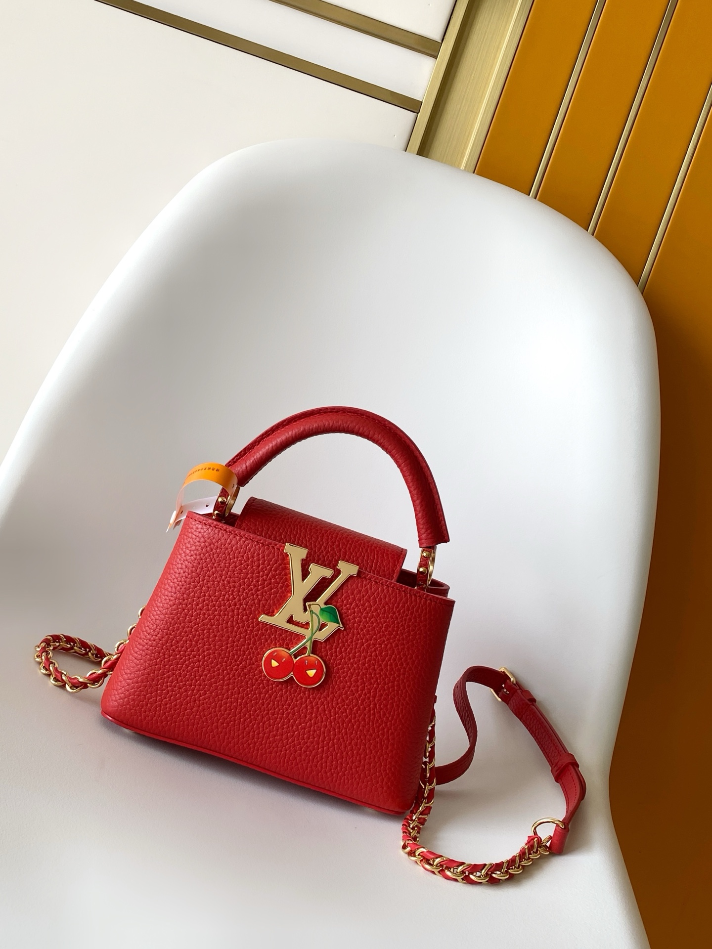 NO:574146,Authentic Grade M13714 Black M13250 Red Premium Original Dynamic 163 This Capucines mini handbag meets the eye-catching details of the Louis Vuitton  Wide) Rattan / Cow leather / Monogram Cherry Denim fabric Cow leather trim Cow leather lining Metal hardware Flap can be placed on the inside or outside Inner compartment Inner patch pocket Metal bottom stud Holds a smartphone, Romy card holder and keys Removable and adjustable shoulder strap Half-length strap 52.0 cm Half-length strap adjustable to 58.0 cm Handle Single handle, authentic grade LV, louis vuitton, louis  vuitton,cowhide19860909正品级 M13714黑色 M13250红色特级原厂 动态163 本款 Capucines 迷你手袋邂逅路易威登 x 村上隆复刻系列的瞩目细节,以清新元素烘托潮流格调.藤条包身与手柄、编织肩带和 LV 字母相得益彰,顶部翻盖细腻点缀樱桃图案.27.0 x 17.6 x 9.0 厘米 (长 x 高 x 宽) 藤条 / 牛皮革 / Monogram Cherry 丹宁织物 牛皮革饰边 牛皮革内衬 金属件 翻盖可置于内侧或外侧 内隔层 内贴袋 金属底钉 可收纳智能手机、Romy 卡夹和钥匙 肩带可拆卸,可调节 包带半长52.0 厘米 包带半长可调至58.0 厘米 手柄单手柄,正品级LV,louis vuitton,louis vuitton,cowhide,Bag