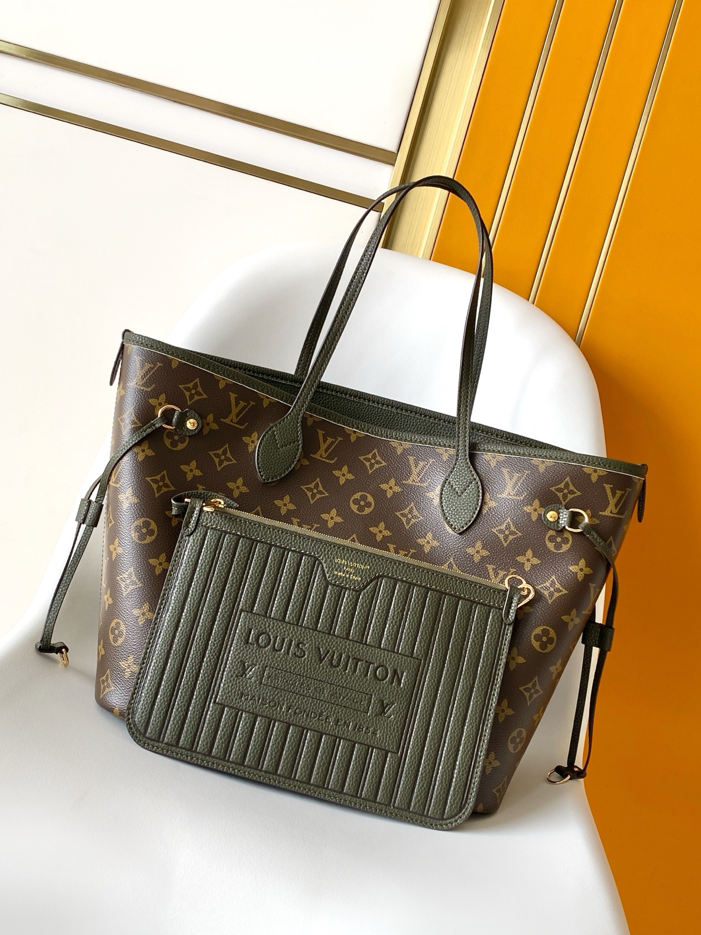 NO:580696,Genuine grade top original order dynamic chip [exclusive real shot] Large M11964 black M11946 rose red M12061 earthy yellow M11946 gray M14994 blue M25665 dune color M25663 wine red small M12099 black M12109 gray M12106 rose red M25664 green M12099 earthy yellow Neverfull  The Bandoulière Inside Out BB handbag interprets a reversible version of the classic design this season, with the iconic Monogram canvas and grained leather decorating the front and back. The detachable zipper bag can be used alone or hung externally. The detachable shoulder strap makes it easy to carry cross-body, and the dazzling metal hardware adds sophisticated details. Small size 14 x 9 x 24 cm (H x W x Length) Large size 31 x 28 x 14 cm (L x H x  wide), genuine LV, louis vuitton19860909正品级  顶级原单 动态芯片【独家实拍】 大M11964黑色 M11946玫红 M12061土黄 M11946灰色 M14994蓝色 M25665沙丘色 M25663酒红 小号M12099黑色 M12109灰色 M12106玫红 M25664绿色M12099土黄 Neverfull Bandoulière Inside Out BB 手袋本季演绎经典设计的双面版本,以标志性 Monogram 帆布和粒面皮革分饰正反面.可拆卸拉链袋既可单独使用,亦可悬挂于外部.可拆卸肩带方便斜挎,耀目金属件再添考究细节. 小号14 x 9 x 24 厘米 (高 x 宽 x 长度) 大号31 x 28 x 14厘米 (长度 x 高 x 宽),正品级LV,louis vuitton,Bag