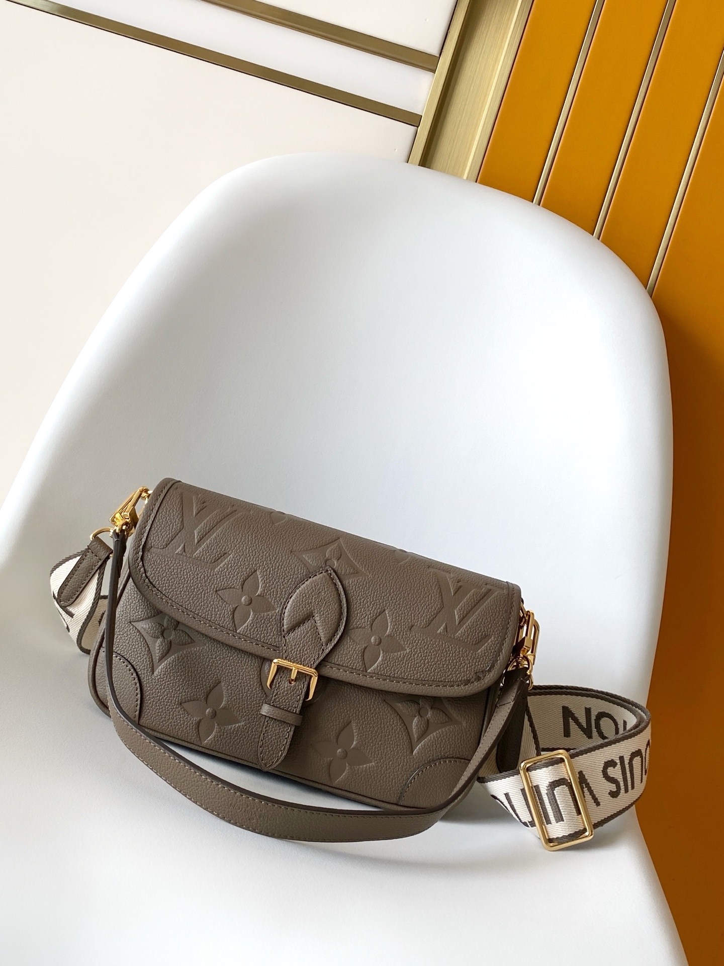 NO:574134,Authentic grade, top original order, 163c01 dynamic chip, real shot M15049 gray green M14214 light gray M11817 earthy yellow M47161 blue M46846 haze blue M46386 black M46388 off-white M46583 apricot silk screen M46584 black silk screen This Diane handbag is based on Louis Vuitton's classic Monogram  The Empreinte embossed leather has the brand logo woven into the detachable wide jacquard shoulder strap. In addition to the detachable leather shoulder strap, a cross-body option is added, which can flexibly match the elegant style or the dynamic style. Size 23 × 16 × 8.5 cm, genuine LV, louis vuitton, louis vuitton19860909正品级  顶级原单 163c01动态芯片 实物拍摄 M15049灰绿M14214 浅灰M11817土黄 M47161蓝色 M46846雾霾蓝M46386 黑色 M46388米白M46583杏丝印 M46584黑色丝印 本款Diane手袋取材路易威登经典Monogram Empreinte压纹皮革将品牌标识织入可拆卸宽幅提花肩带,在可拆即皮革肩背带之外再添斜挎选择,灵活契合忧雅格调或动感风尚.尺寸23 × 16 × 8.5 cm,正品级LV,louis vuitton,louis vuitton,Bag