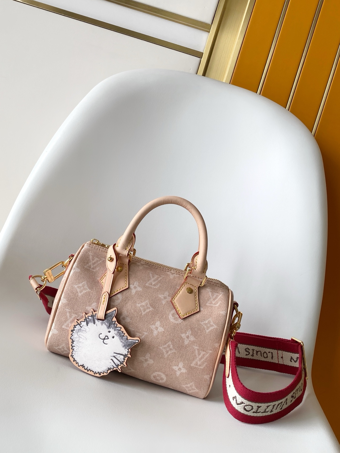 NO:574097,The genuine grade 163C01 dynamic chip top original Speedy 20 Bandoulière handbag is made of Meowgram canvas, making an eye-catching appearance in the LV Travels With Grace Coddington collaboration series created by the brand and the former creative director of Vogue. The cute cat-shaped pendant and leather handle are rich in details, and padlocks and other metal parts add elegant touches. Model M15151 Dimensions 13.5 x 12 x 20.5 cm (height x width x length), genuine LV, louis vuitton19860909正品级 163C01动态芯片顶级原单 Speedy 20 Bandoulière 手袋取材 Meowgram 帆布,瞩目亮相品牌与 Vogue 前创意总监打造的 LV Travels With Grace Coddington 合作系列.可爱猫咪造型挂饰和皮革手柄丰富细节,挂锁等金属件再添考究笔触. 型號M15151 尺寸13.5 x 12 x 20.5 厘米 (高 x 宽 x 长度),正品级LV,louis vuitton,Bag