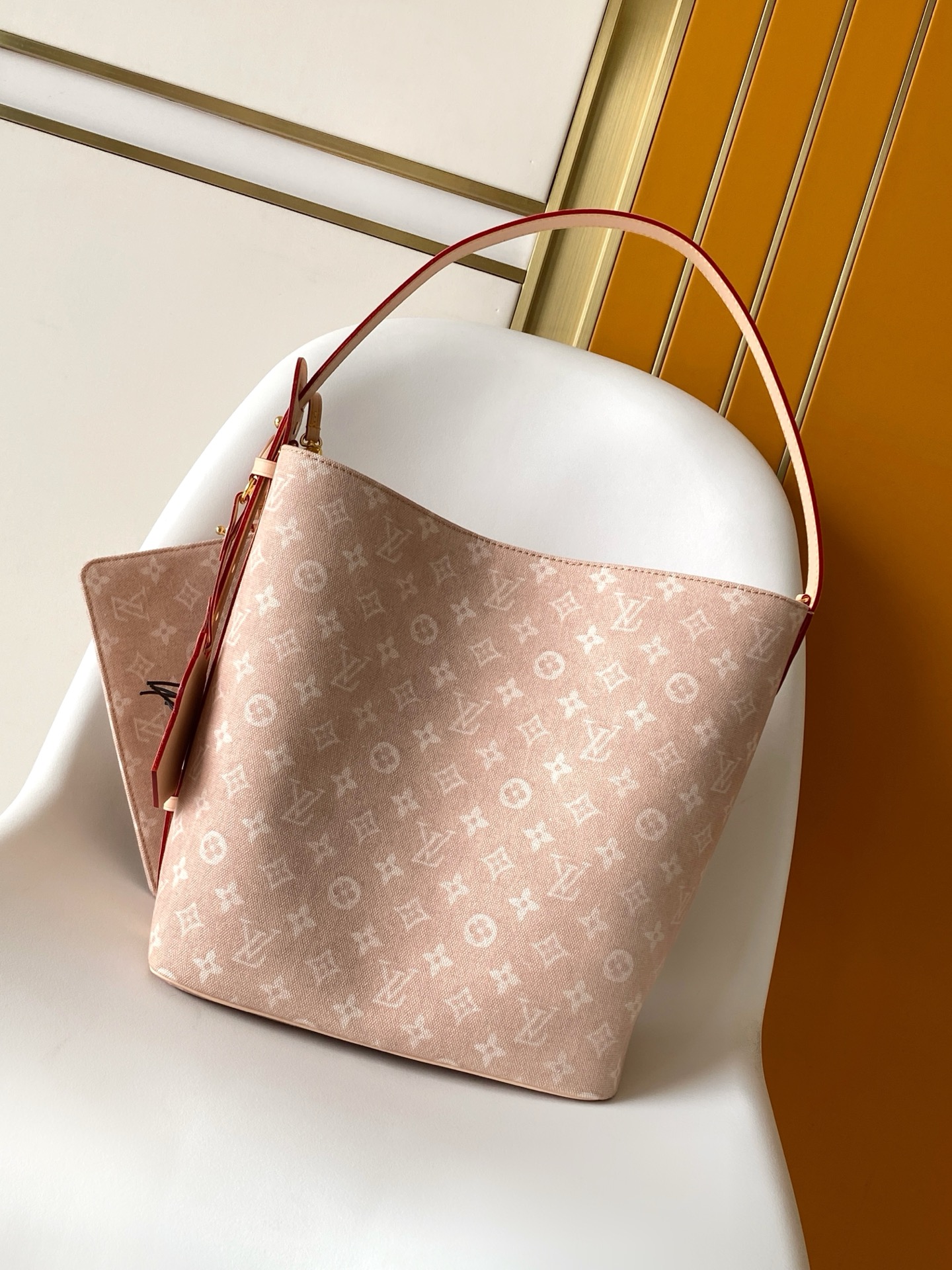 NO:574131,Genuine Grade 163C01 Dynamic Chip】The top original All In large handbag is from the LV Travels With series, using the Meowgram pattern to highlight the design aesthetics of fashion icon and artist Grace Coddington. The canvas bag is paired with cow leather trim and a fun cat-shaped key bag. The bucket silhouette can easily store daily necessities such as a laptop computer, and the detachable zipper bag adds functional considerations. Meowgram Coated canvas - Calf leather trim - Fabric lining - Metal hardware - Magnetic and hook closure - Detachable zippered interior pocket - Detachable cat-shaped key holder - Holds laptop, smartphone, headphones, Zippy wallet and keys - Shoulder strap, non-detachable, adjustable! ! Model: M25727; Size: 26x31x18CM46, genuine LV, louis vuitton, cowhide19860909正品级 163C01动态芯片】顶级原单本款 All In 大号手袋出自 LV Travels With 系列,以 Meowgram 图案彰显时尚偶像兼艺术家 Grace Coddington 的设计美学.帆布包身搭配牛皮革饰边和妙趣猫咪造型钥匙包,水桶廓形轻松收纳笔记本电脑等日常所需,可拆卸拉链袋再添功能考量.Meowgram 涂层帆布一牛皮革饰边一织物内衬一金属件一磁扣和钩扣开合一可拆卸拉链内袋一可拆卸猫咪造型钥匙包一可收纳笔记本电脑、智能手机、耳机、Zippy 钱夹和钥匙一肩带不可拆卸,可调节！！型號:M25727；尺寸:26x31x18CM46,正品级LV,louis vuitton,cowhide,Bag