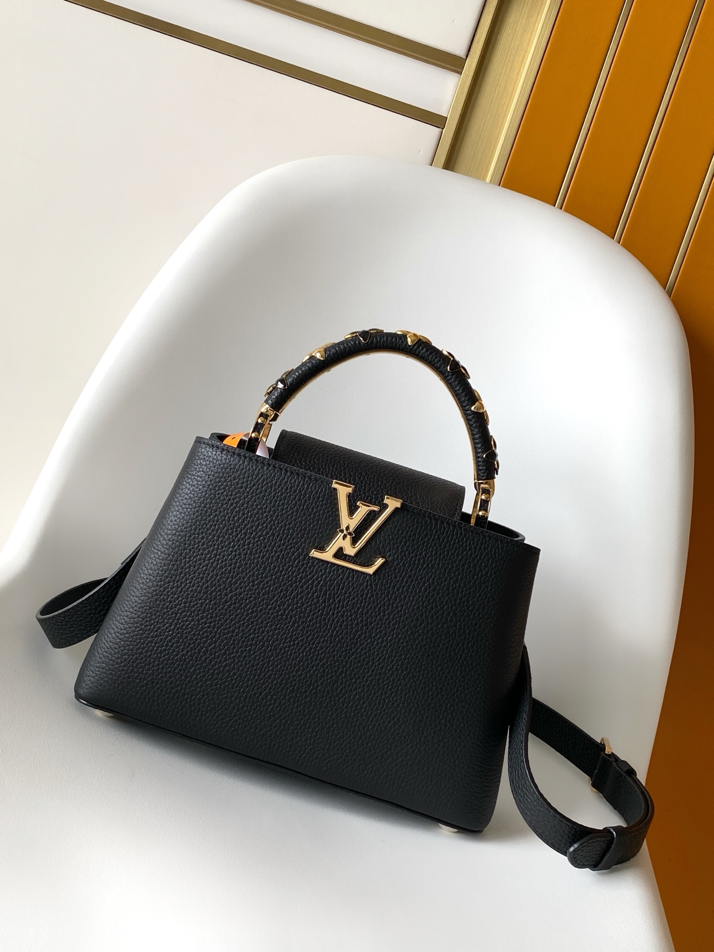 NO:580700,Authentic grade premium original leather Dynamic 163 M14976 black M14382 sand M14396 apricot This Ivy series Capucines Mini is decorated with hand-painted enamel floral patterns, creating a romantic style atmosphere. The handbag is made of Taurillon leather and embellished with golden LV The Initials logo pays homage to the brand's craftsmanship. Compact in size, the bag is ideal for storing everyday essentials and can be presented in two styles, with a well-spaced interior that can be carried in many different ways.. 21 x 14 x 8 (cm) ((L x H x W) 27 x 17.3 x 9 (cm) ((L x H x W)) Trim Calf leather lining Shell-like hardware Flap can be placed inside or outside Internal compartment with patch pocket and mirror Metal base studs can store Capucines short wallet, keys and lipstick Removable and adjustable shoulder strap Half-length strap 51.0 cm Half-length strap adjustable to 56.0 cm Single handle, genuine LV, louis vuitton, cowhide19860909正品级 特级原厂皮 动态163 M14976黑色 M14382沙色 M14396杏黄 這款Ivy系列的Capucines Mini綴有手繪琺瑯花卉圖案裝飾,營造浪漫風格的氛圍.手袋以Taurillon皮革製造,綴有金色的LV Initials標誌向品牌的精湛工藝致敬.這款手袋尺寸小巧,適合存放日常必需品,可呈現兩種風格的造型,具有間隔分明的內層,可作多種不同的攜帶方式.. 21 x 14 x 8 (厘米) ((长 x 高 x 宽) 27 x 17.3 x 9 (厘米) ((长 x 高 x 宽) 饰边 牛皮革内衬 贝壳质感金属件 翻盖可置于内侧或外侧 内隔层配有贴袋和镜子 金属底钉 可收纳 Capucines 短款钱夹、钥匙和口红 肩带可拆卸,可调节 包带半长51.0 厘米 包带半长可调至56.0 厘米 手柄单手柄,正品级LV,louis vuitton,cowhide,Bag