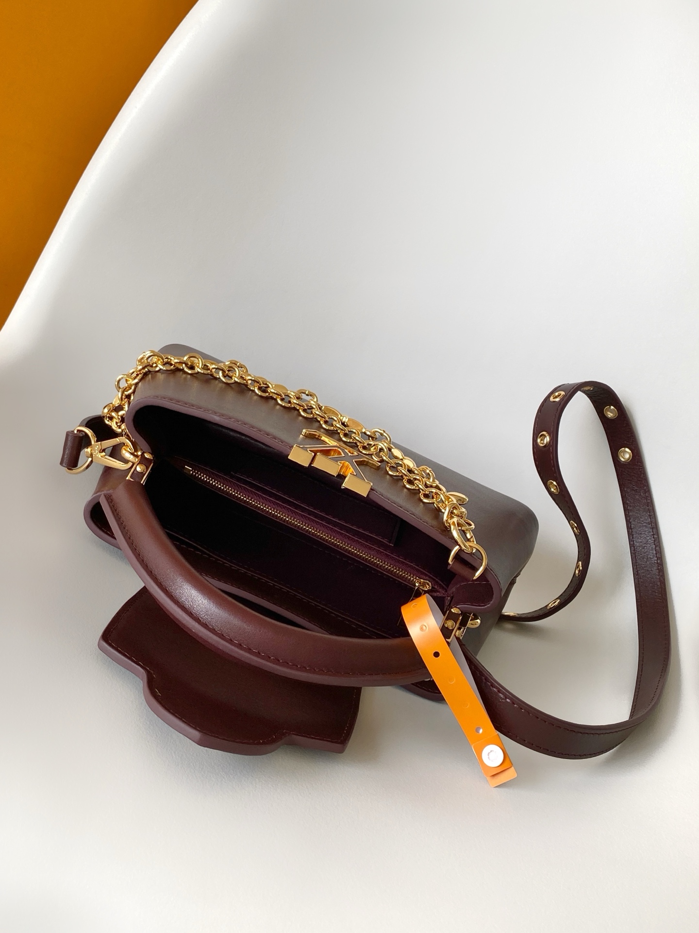 p1180💰M25492黑色 M25473枣红特级原厂 动态163 本款 Capucines East-West BB 手袋令皮革巧现褶皱质感，娓娓道出新季潮流风尚。牛皮革饰边勾勒流畅线条，LV 字母与可拆卸链条闪烁金属莹泽。宽敞内里满足不同收纳需求，多种背携方式尽显功能巧思。
26.5 x 14 x 8 (厘米) ((长 x 高 x 宽)
22 x 12 x 8 (厘米) ((长 x 高 x 宽)
	•	牛皮革
	•	牛皮革饰边
	•	牛皮革内衬
	•	金属件
	•	翻盖可置于内侧或外侧
	•	内隔层配有拉链袋和贴袋
	•	金属底钉
	•	可收纳智能手机、耳机、LV Vertical 钱夹和钥匙
	•	肩带：可拆卸，可调节
	•	包带半长：9.0 厘米
	•	包带半长可调至：50.0 厘米
	•	手柄：单手柄