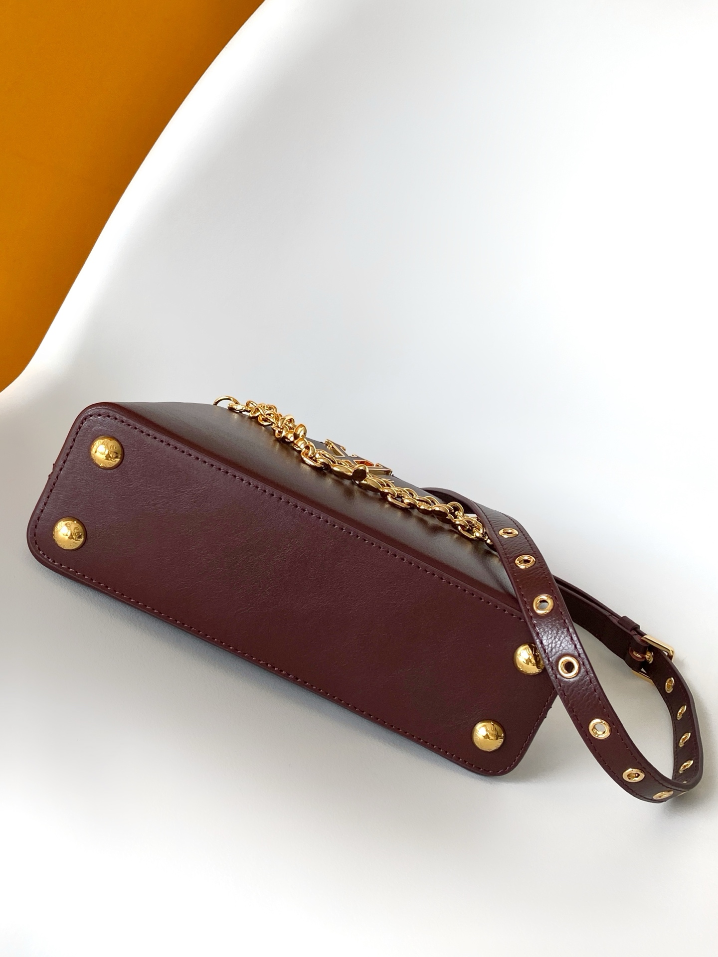 p1180💰M25492黑色 M25473枣红特级原厂 动态163 本款 Capucines East-West BB 手袋令皮革巧现褶皱质感，娓娓道出新季潮流风尚。牛皮革饰边勾勒流畅线条，LV 字母与可拆卸链条闪烁金属莹泽。宽敞内里满足不同收纳需求，多种背携方式尽显功能巧思。
26.5 x 14 x 8 (厘米) ((长 x 高 x 宽)
22 x 12 x 8 (厘米) ((长 x 高 x 宽)
	•	牛皮革
	•	牛皮革饰边
	•	牛皮革内衬
	•	金属件
	•	翻盖可置于内侧或外侧
	•	内隔层配有拉链袋和贴袋
	•	金属底钉
	•	可收纳智能手机、耳机、LV Vertical 钱夹和钥匙
	•	肩带：可拆卸，可调节
	•	包带半长：9.0 厘米
	•	包带半长可调至：50.0 厘米
	•	手柄：单手柄