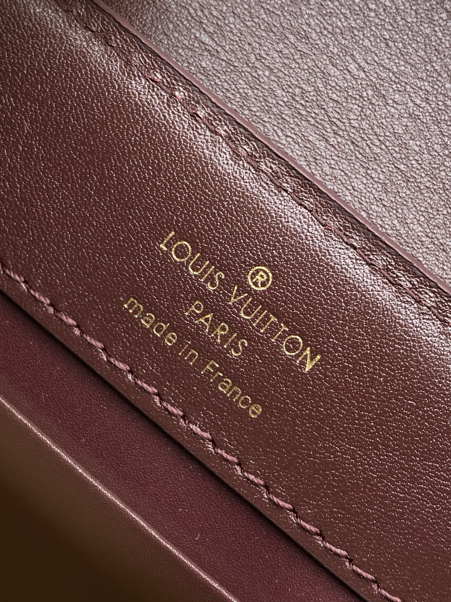 p1180💰M25492黑色 M25473枣红特级原厂 动态163 本款 Capucines East-West BB 手袋令皮革巧现褶皱质感，娓娓道出新季潮流风尚。牛皮革饰边勾勒流畅线条，LV 字母与可拆卸链条闪烁金属莹泽。宽敞内里满足不同收纳需求，多种背携方式尽显功能巧思。
26.5 x 14 x 8 (厘米) ((长 x 高 x 宽)
22 x 12 x 8 (厘米) ((长 x 高 x 宽)
	•	牛皮革
	•	牛皮革饰边
	•	牛皮革内衬
	•	金属件
	•	翻盖可置于内侧或外侧
	•	内隔层配有拉链袋和贴袋
	•	金属底钉
	•	可收纳智能手机、耳机、LV Vertical 钱夹和钥匙
	•	肩带：可拆卸，可调节
	•	包带半长：9.0 厘米
	•	包带半长可调至：50.0 厘米
	•	手柄：单手柄