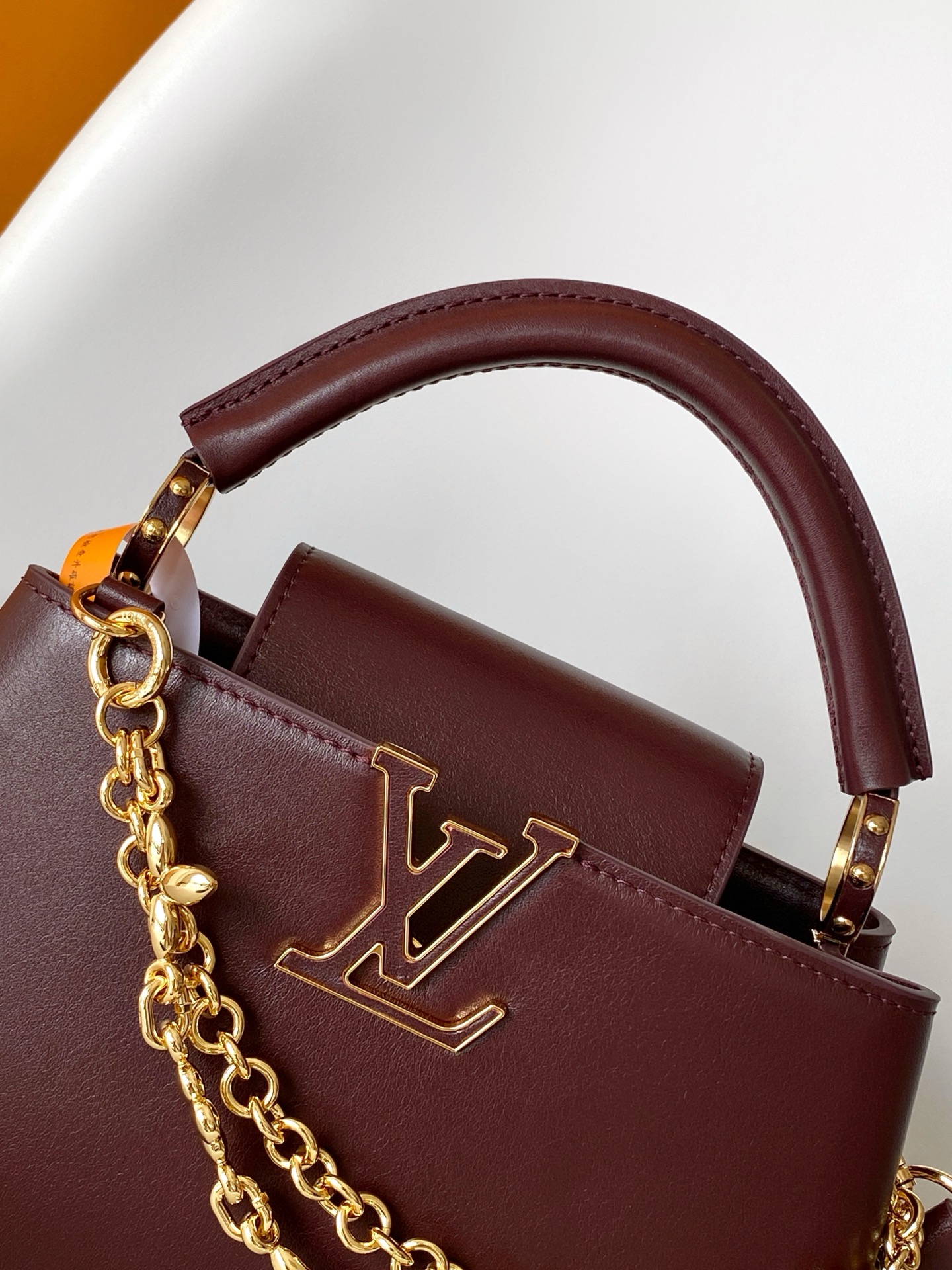 p1180💰M25492黑色 M25473枣红特级原厂 动态163 本款 Capucines East-West BB 手袋令皮革巧现褶皱质感，娓娓道出新季潮流风尚。牛皮革饰边勾勒流畅线条，LV 字母与可拆卸链条闪烁金属莹泽。宽敞内里满足不同收纳需求，多种背携方式尽显功能巧思。
26.5 x 14 x 8 (厘米) ((长 x 高 x 宽)
22 x 12 x 8 (厘米) ((长 x 高 x 宽)
	•	牛皮革
	•	牛皮革饰边
	•	牛皮革内衬
	•	金属件
	•	翻盖可置于内侧或外侧
	•	内隔层配有拉链袋和贴袋
	•	金属底钉
	•	可收纳智能手机、耳机、LV Vertical 钱夹和钥匙
	•	肩带：可拆卸，可调节
	•	包带半长：9.0 厘米
	•	包带半长可调至：50.0 厘米
	•	手柄：单手柄