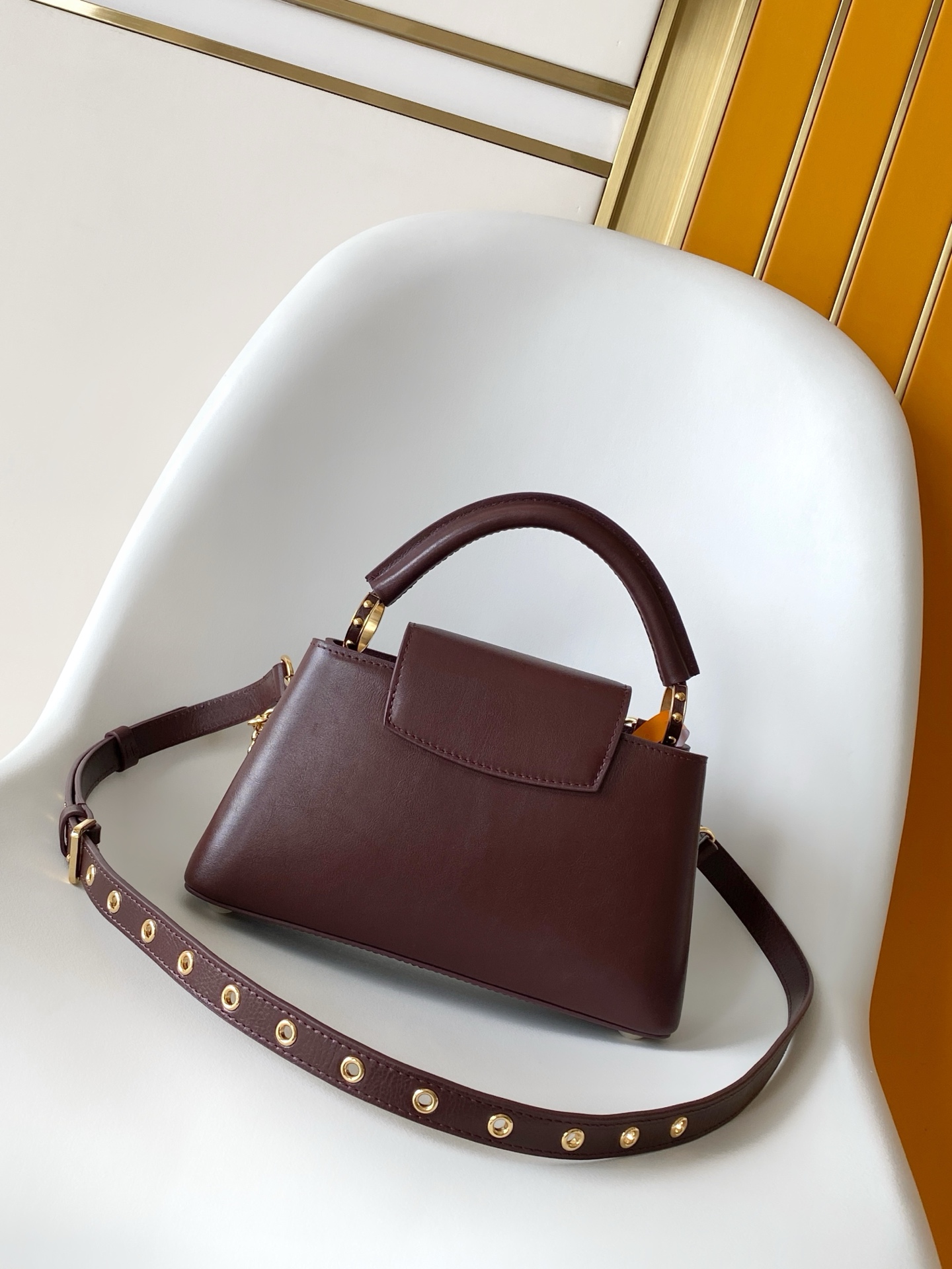 p1180💰M25492黑色 M25473枣红特级原厂 动态163 本款 Capucines East-West BB 手袋令皮革巧现褶皱质感，娓娓道出新季潮流风尚。牛皮革饰边勾勒流畅线条，LV 字母与可拆卸链条闪烁金属莹泽。宽敞内里满足不同收纳需求，多种背携方式尽显功能巧思。
26.5 x 14 x 8 (厘米) ((长 x 高 x 宽)
22 x 12 x 8 (厘米) ((长 x 高 x 宽)
	•	牛皮革
	•	牛皮革饰边
	•	牛皮革内衬
	•	金属件
	•	翻盖可置于内侧或外侧
	•	内隔层配有拉链袋和贴袋
	•	金属底钉
	•	可收纳智能手机、耳机、LV Vertical 钱夹和钥匙
	•	肩带：可拆卸，可调节
	•	包带半长：9.0 厘米
	•	包带半长可调至：50.0 厘米
	•	手柄：单手柄