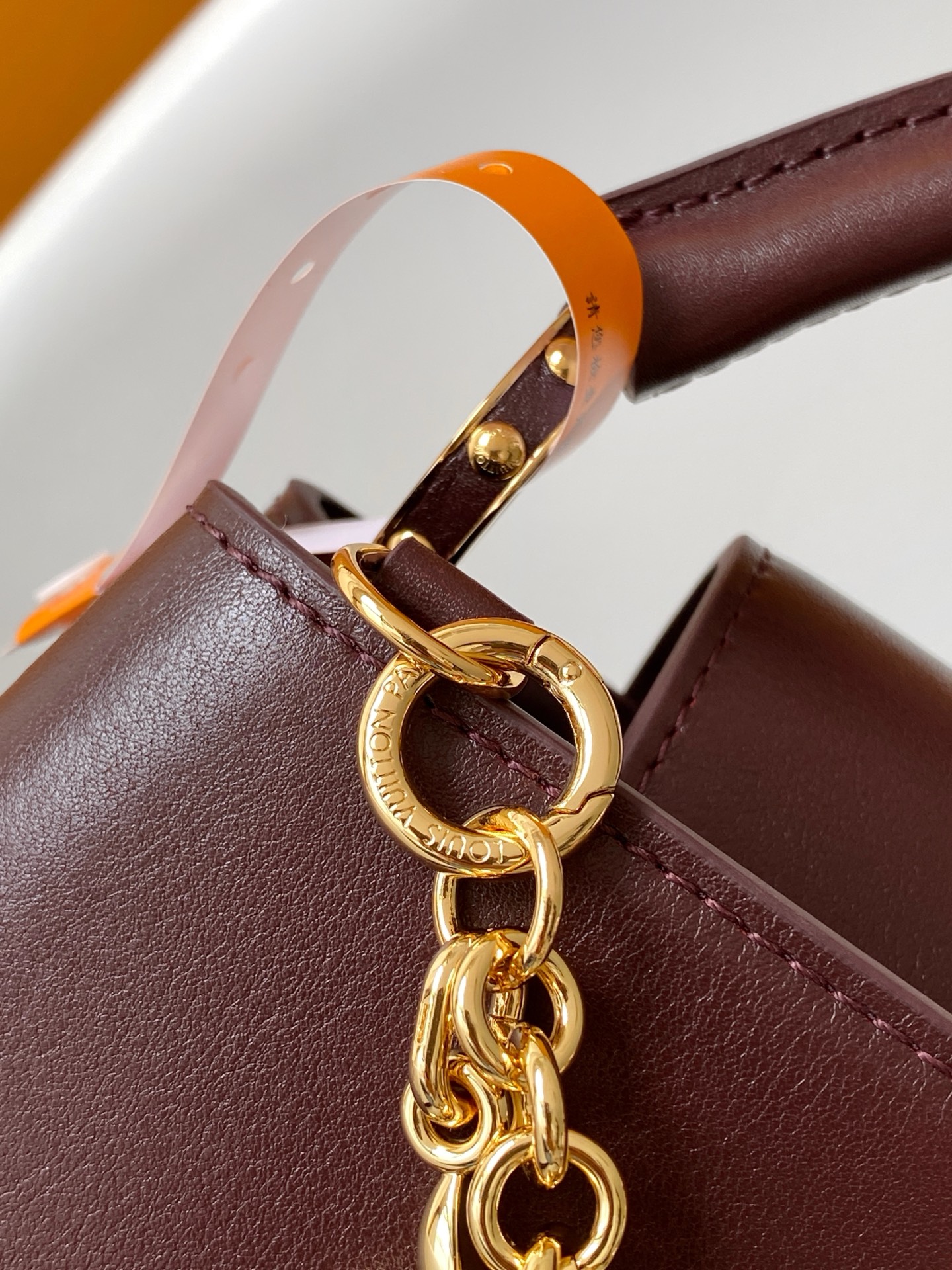 p1180💰M25492黑色 M25473枣红特级原厂 动态163 本款 Capucines East-West BB 手袋令皮革巧现褶皱质感，娓娓道出新季潮流风尚。牛皮革饰边勾勒流畅线条，LV 字母与可拆卸链条闪烁金属莹泽。宽敞内里满足不同收纳需求，多种背携方式尽显功能巧思。
26.5 x 14 x 8 (厘米) ((长 x 高 x 宽)
22 x 12 x 8 (厘米) ((长 x 高 x 宽)
	•	牛皮革
	•	牛皮革饰边
	•	牛皮革内衬
	•	金属件
	•	翻盖可置于内侧或外侧
	•	内隔层配有拉链袋和贴袋
	•	金属底钉
	•	可收纳智能手机、耳机、LV Vertical 钱夹和钥匙
	•	肩带：可拆卸，可调节
	•	包带半长：9.0 厘米
	•	包带半长可调至：50.0 厘米
	•	手柄：单手柄