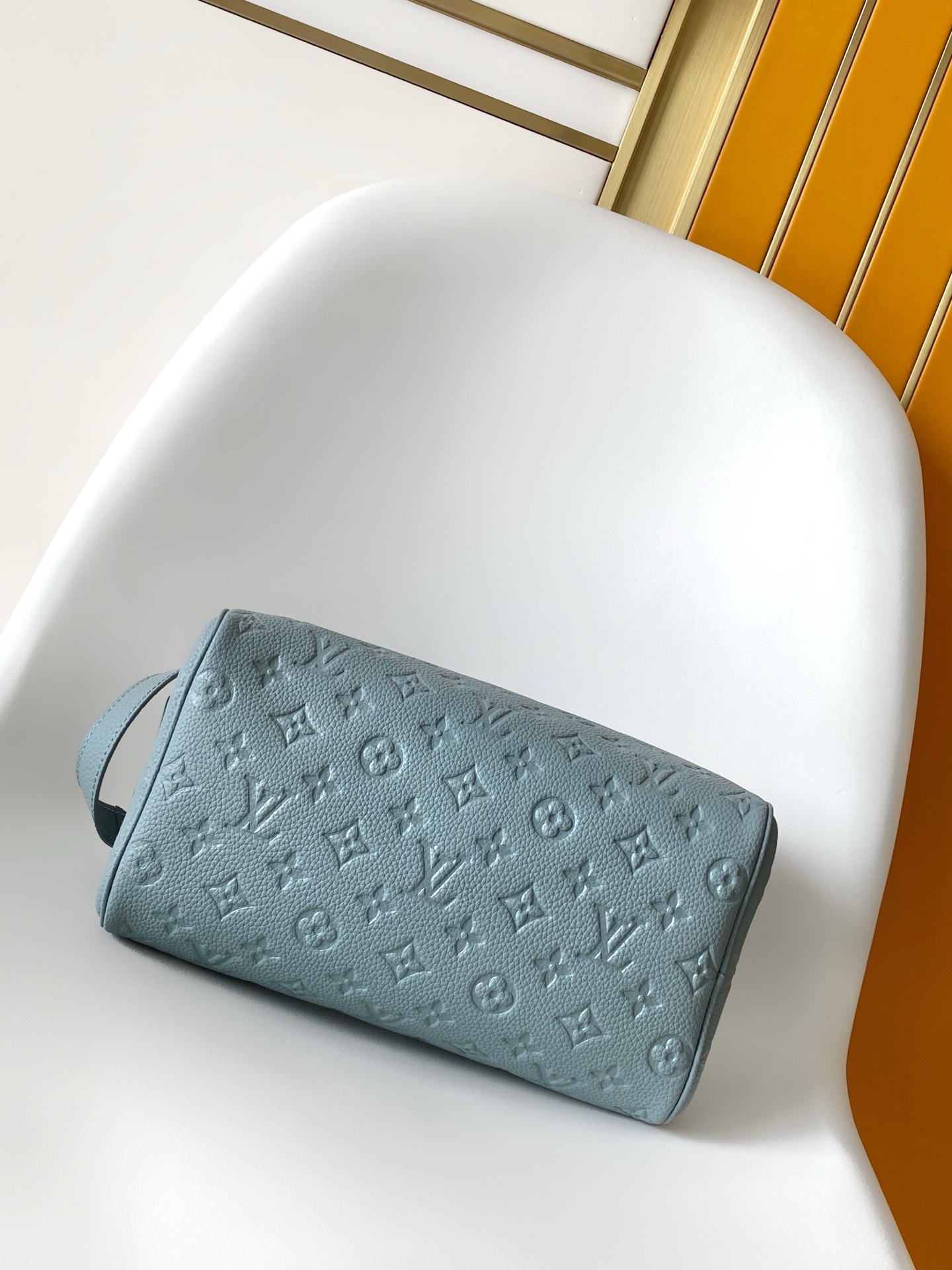 p440💰 顶级原单 动态芯片
M15246橙色 M26433绿色 M15109马赛克 N00084黑格配蓝  M12638浅蓝 M12639绿色 M12640藏红 M12641玫红 M12642深蓝 M12643黄色
M12863绿色压花 M13009黄色压花 M13023红色压花 M11497深蓝压花 M59478黑色压花 M44494老花 N40127黑格 M46354黑花 M11482银花 M12651绿色丝印化妆包 M27180绿压 M14885蓝 M13078浅蓝
 M12863绿色 M13009黄色M13023红色 M12651压绿M59478黑色 M11497蓝色本款Dopp Kit梳洗包以细致粒面Taurillon Monogram皮革制造，以优雅的方式携带梳洗用品及其他个人物品。袋款容量宽敞，配备双拉链开合及可洗衬里，兼具型格和实用功能。此配饰可作为贴心礼物，亦可完美配搭任何旅行袋。细节尺寸：28 x 15 x 16.5 厘米