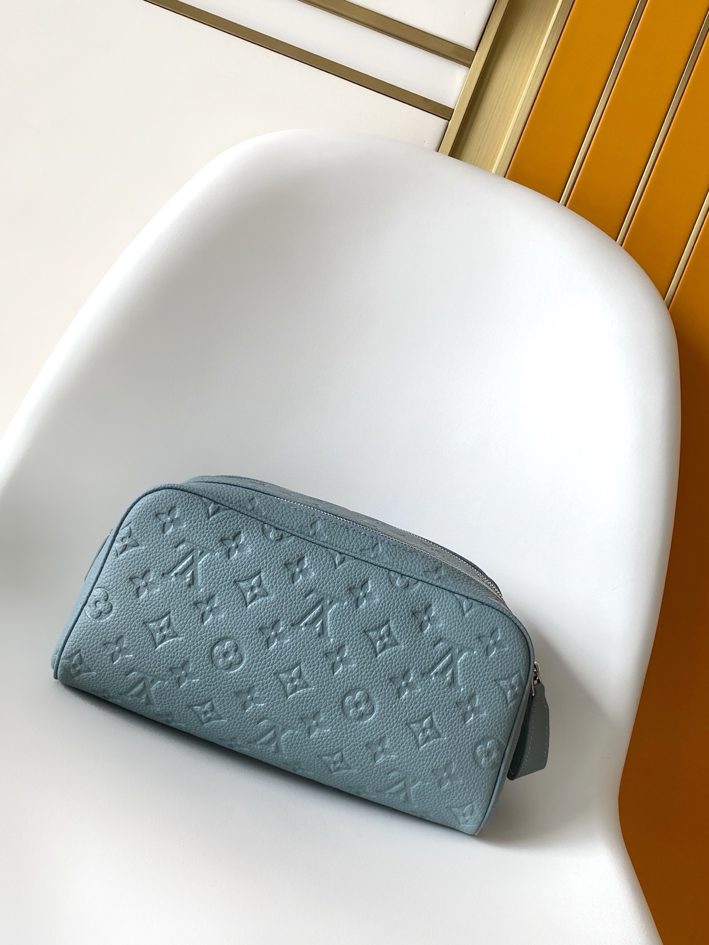 p440💰 顶级原单 动态芯片
M15246橙色 M26433绿色 M15109马赛克 N00084黑格配蓝  M12638浅蓝 M12639绿色 M12640藏红 M12641玫红 M12642深蓝 M12643黄色
M12863绿色压花 M13009黄色压花 M13023红色压花 M11497深蓝压花 M59478黑色压花 M44494老花 N40127黑格 M46354黑花 M11482银花 M12651绿色丝印化妆包 M27180绿压 M14885蓝 M13078浅蓝
 M12863绿色 M13009黄色M13023红色 M12651压绿M59478黑色 M11497蓝色本款Dopp Kit梳洗包以细致粒面Taurillon Monogram皮革制造，以优雅的方式携带梳洗用品及其他个人物品。袋款容量宽敞，配备双拉链开合及可洗衬里，兼具型格和实用功能。此配饰可作为贴心礼物，亦可完美配搭任何旅行袋。细节尺寸：28 x 15 x 16.5 厘米