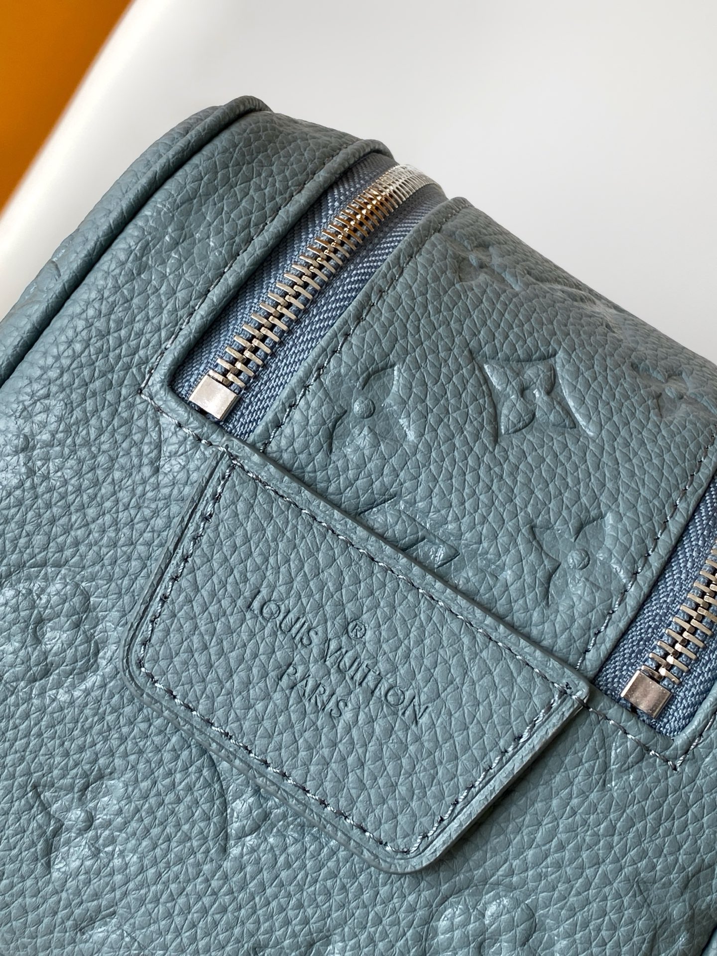 p440💰 顶级原单 动态芯片
M15246橙色 M26433绿色 M15109马赛克 N00084黑格配蓝  M12638浅蓝 M12639绿色 M12640藏红 M12641玫红 M12642深蓝 M12643黄色
M12863绿色压花 M13009黄色压花 M13023红色压花 M11497深蓝压花 M59478黑色压花 M44494老花 N40127黑格 M46354黑花 M11482银花 M12651绿色丝印化妆包 M27180绿压 M14885蓝 M13078浅蓝
 M12863绿色 M13009黄色M13023红色 M12651压绿M59478黑色 M11497蓝色本款Dopp Kit梳洗包以细致粒面Taurillon Monogram皮革制造，以优雅的方式携带梳洗用品及其他个人物品。袋款容量宽敞，配备双拉链开合及可洗衬里，兼具型格和实用功能。此配饰可作为贴心礼物，亦可完美配搭任何旅行袋。细节尺寸：28 x 15 x 16.5 厘米