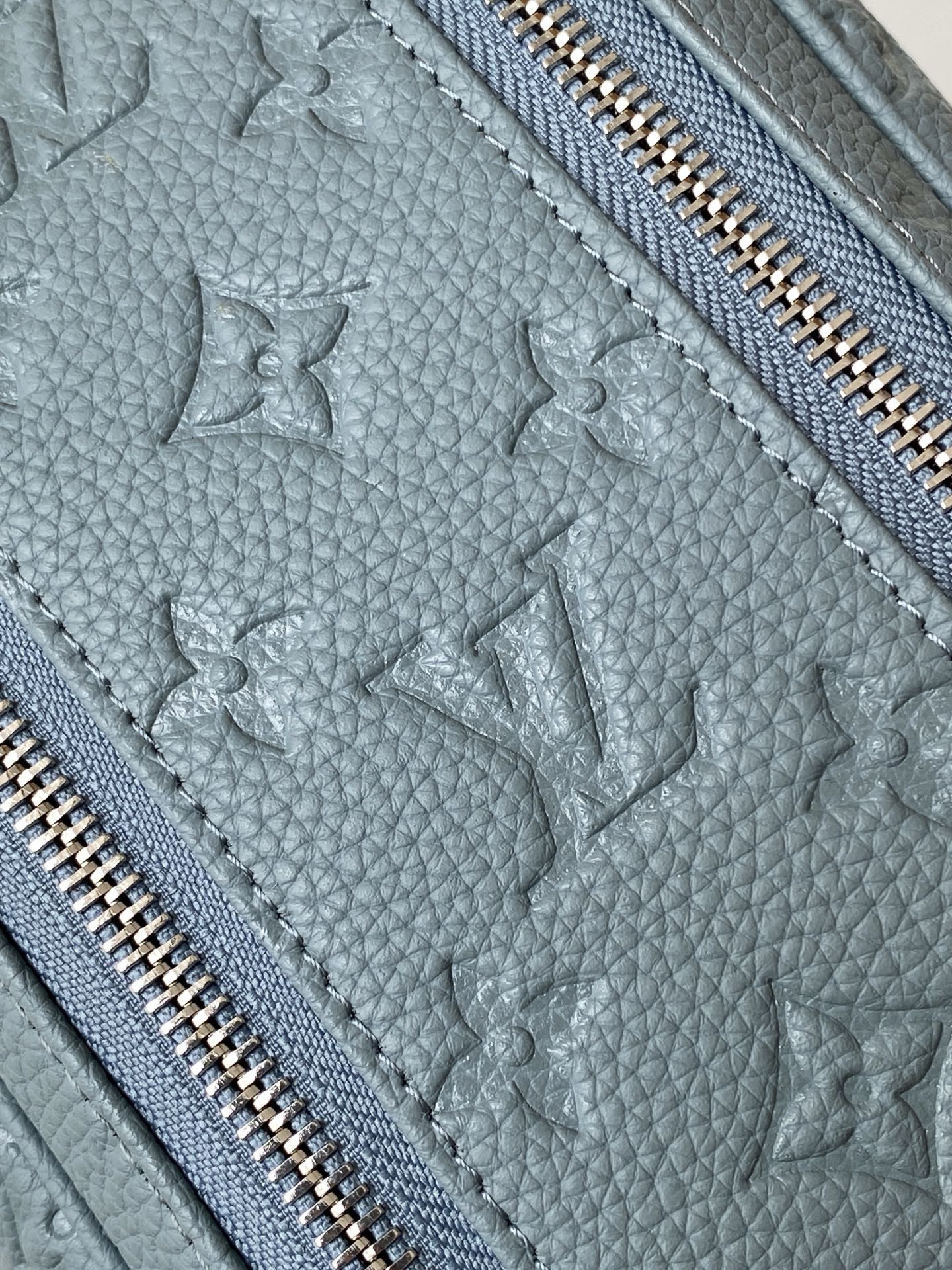 p440💰 顶级原单 动态芯片
M15246橙色 M26433绿色 M15109马赛克 N00084黑格配蓝  M12638浅蓝 M12639绿色 M12640藏红 M12641玫红 M12642深蓝 M12643黄色
M12863绿色压花 M13009黄色压花 M13023红色压花 M11497深蓝压花 M59478黑色压花 M44494老花 N40127黑格 M46354黑花 M11482银花 M12651绿色丝印化妆包 M27180绿压 M14885蓝 M13078浅蓝
 M12863绿色 M13009黄色M13023红色 M12651压绿M59478黑色 M11497蓝色本款Dopp Kit梳洗包以细致粒面Taurillon Monogram皮革制造，以优雅的方式携带梳洗用品及其他个人物品。袋款容量宽敞，配备双拉链开合及可洗衬里，兼具型格和实用功能。此配饰可作为贴心礼物，亦可完美配搭任何旅行袋。细节尺寸：28 x 15 x 16.5 厘米