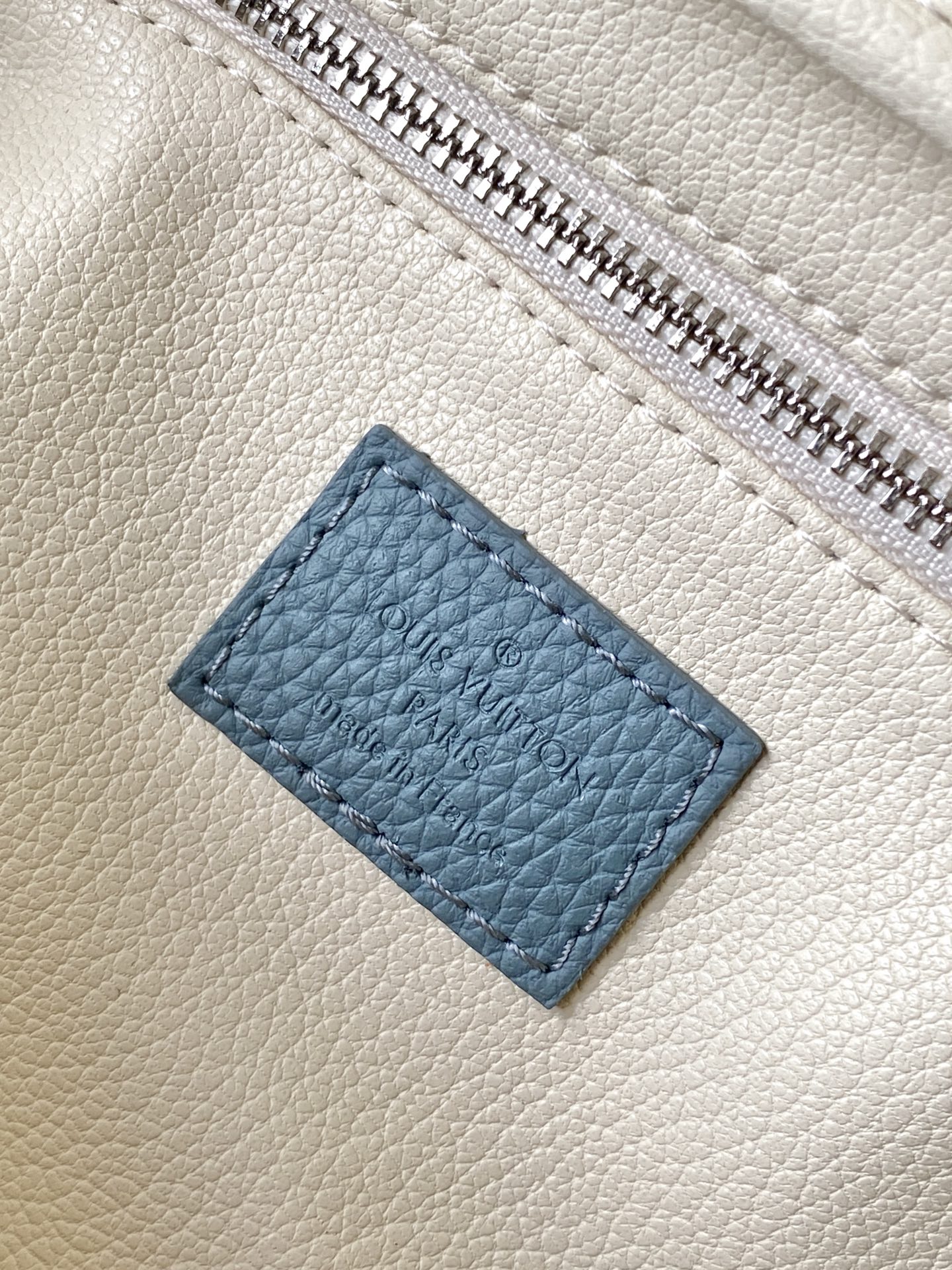 p440💰 顶级原单 动态芯片
M15246橙色 M26433绿色 M15109马赛克 N00084黑格配蓝  M12638浅蓝 M12639绿色 M12640藏红 M12641玫红 M12642深蓝 M12643黄色
M12863绿色压花 M13009黄色压花 M13023红色压花 M11497深蓝压花 M59478黑色压花 M44494老花 N40127黑格 M46354黑花 M11482银花 M12651绿色丝印化妆包 M27180绿压 M14885蓝 M13078浅蓝
 M12863绿色 M13009黄色M13023红色 M12651压绿M59478黑色 M11497蓝色本款Dopp Kit梳洗包以细致粒面Taurillon Monogram皮革制造，以优雅的方式携带梳洗用品及其他个人物品。袋款容量宽敞，配备双拉链开合及可洗衬里，兼具型格和实用功能。此配饰可作为贴心礼物，亦可完美配搭任何旅行袋。细节尺寸：28 x 15 x 16.5 厘米