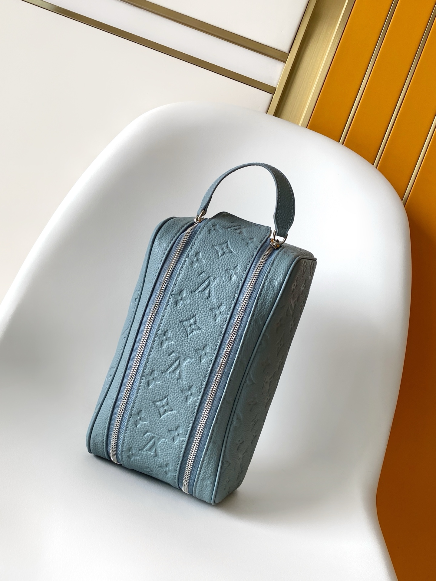 p440💰 顶级原单 动态芯片
M15246橙色 M26433绿色 M15109马赛克 N00084黑格配蓝  M12638浅蓝 M12639绿色 M12640藏红 M12641玫红 M12642深蓝 M12643黄色
M12863绿色压花 M13009黄色压花 M13023红色压花 M11497深蓝压花 M59478黑色压花 M44494老花 N40127黑格 M46354黑花 M11482银花 M12651绿色丝印化妆包 M27180绿压 M14885蓝 M13078浅蓝
 M12863绿色 M13009黄色M13023红色 M12651压绿M59478黑色 M11497蓝色本款Dopp Kit梳洗包以细致粒面Taurillon Monogram皮革制造，以优雅的方式携带梳洗用品及其他个人物品。袋款容量宽敞，配备双拉链开合及可洗衬里，兼具型格和实用功能。此配饰可作为贴心礼物，亦可完美配搭任何旅行袋。细节尺寸：28 x 15 x 16.5 厘米