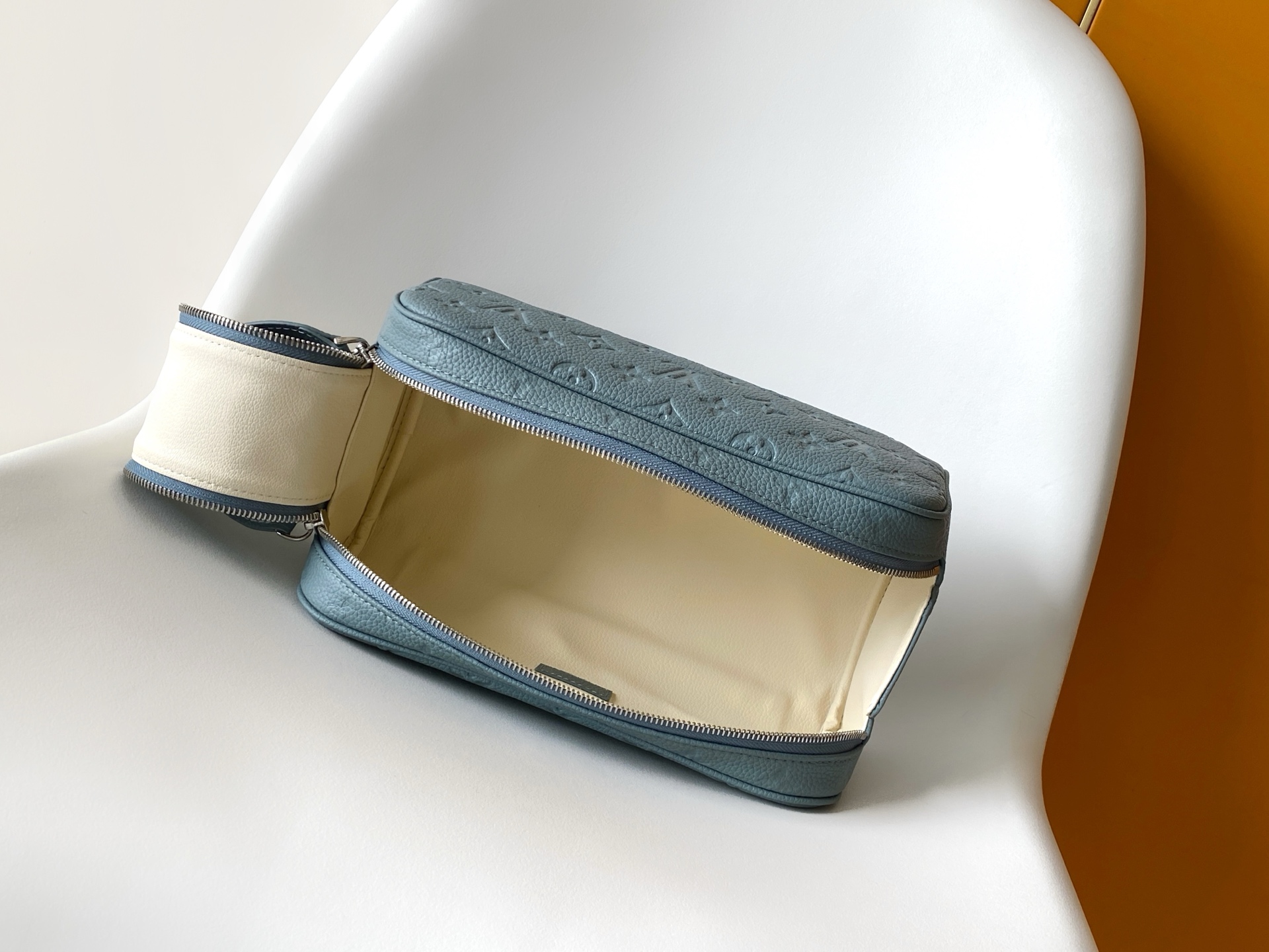 p440💰 顶级原单 动态芯片
M15246橙色 M26433绿色 M15109马赛克 N00084黑格配蓝  M12638浅蓝 M12639绿色 M12640藏红 M12641玫红 M12642深蓝 M12643黄色
M12863绿色压花 M13009黄色压花 M13023红色压花 M11497深蓝压花 M59478黑色压花 M44494老花 N40127黑格 M46354黑花 M11482银花 M12651绿色丝印化妆包 M27180绿压 M14885蓝 M13078浅蓝
 M12863绿色 M13009黄色M13023红色 M12651压绿M59478黑色 M11497蓝色本款Dopp Kit梳洗包以细致粒面Taurillon Monogram皮革制造，以优雅的方式携带梳洗用品及其他个人物品。袋款容量宽敞，配备双拉链开合及可洗衬里，兼具型格和实用功能。此配饰可作为贴心礼物，亦可完美配搭任何旅行袋。细节尺寸：28 x 15 x 16.5 厘米