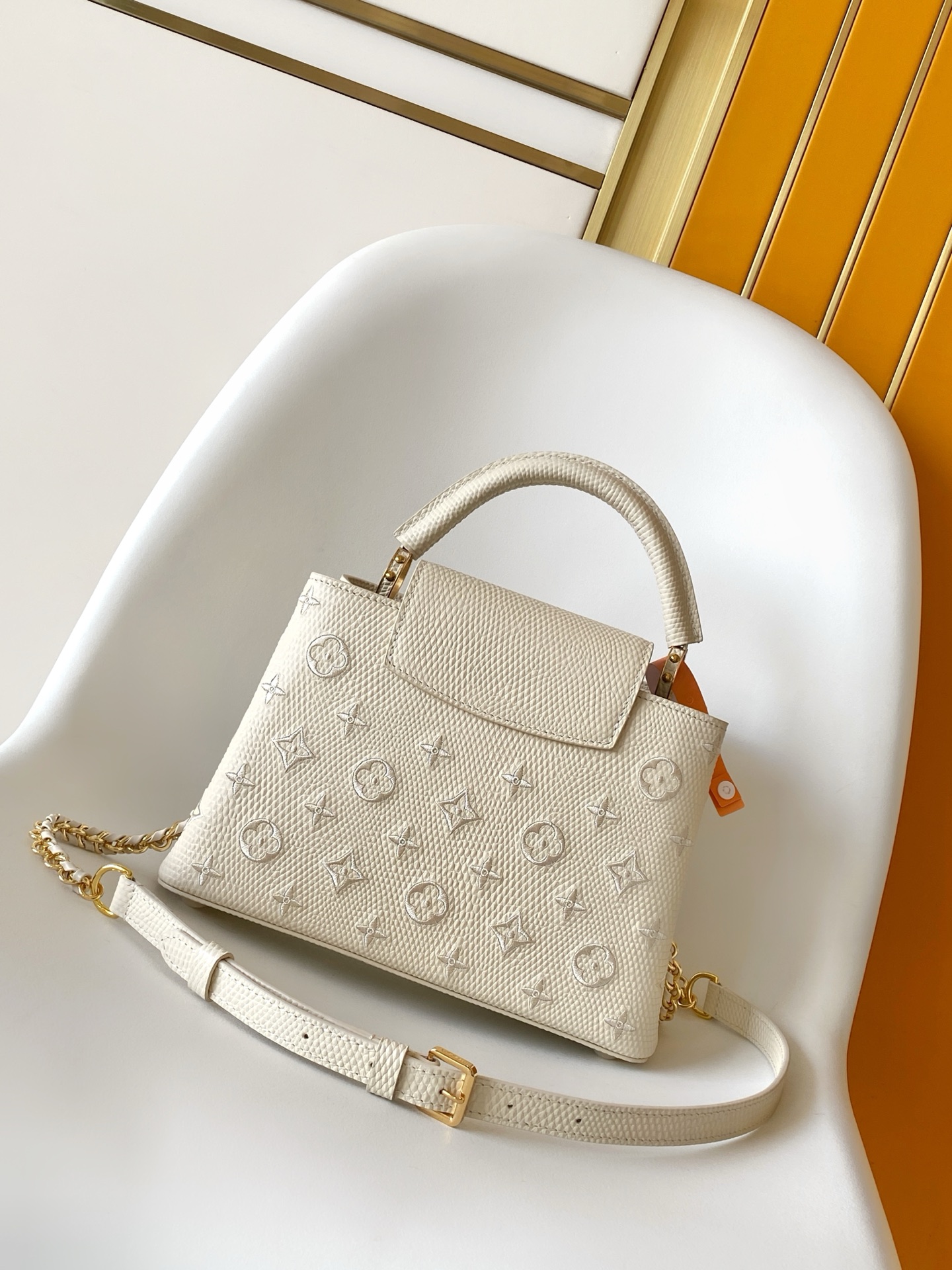 Louis Vuitton Capucines MM in Blanc Cassé