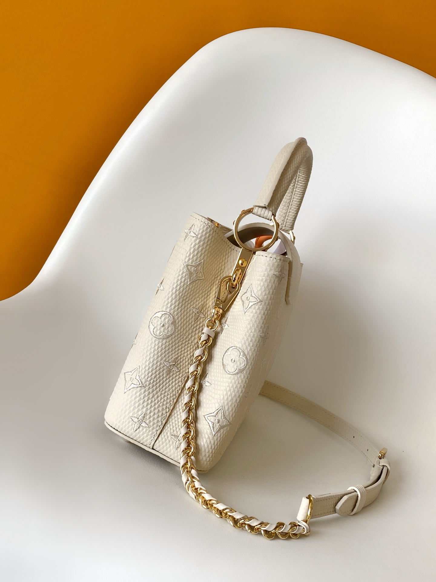 Louis Vuitton Capucines MM in Blanc Cassé