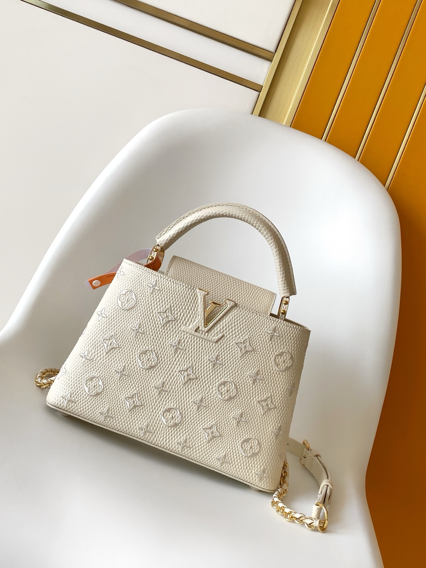 Louis Vuitton Capucines MM in Blanc Cassé