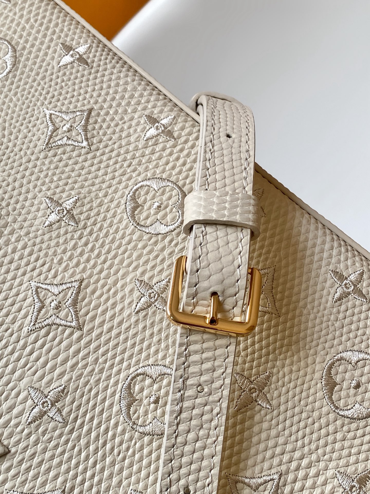 Louis Vuitton Capucines MM in Blanc Cassé