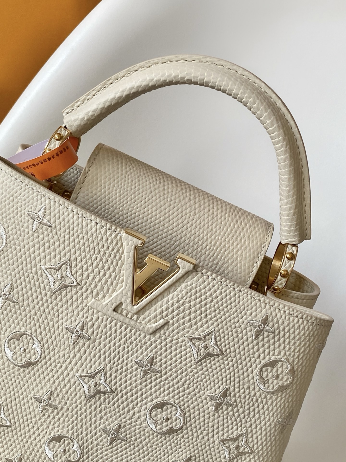 Louis Vuitton Capucines MM in Blanc Cassé