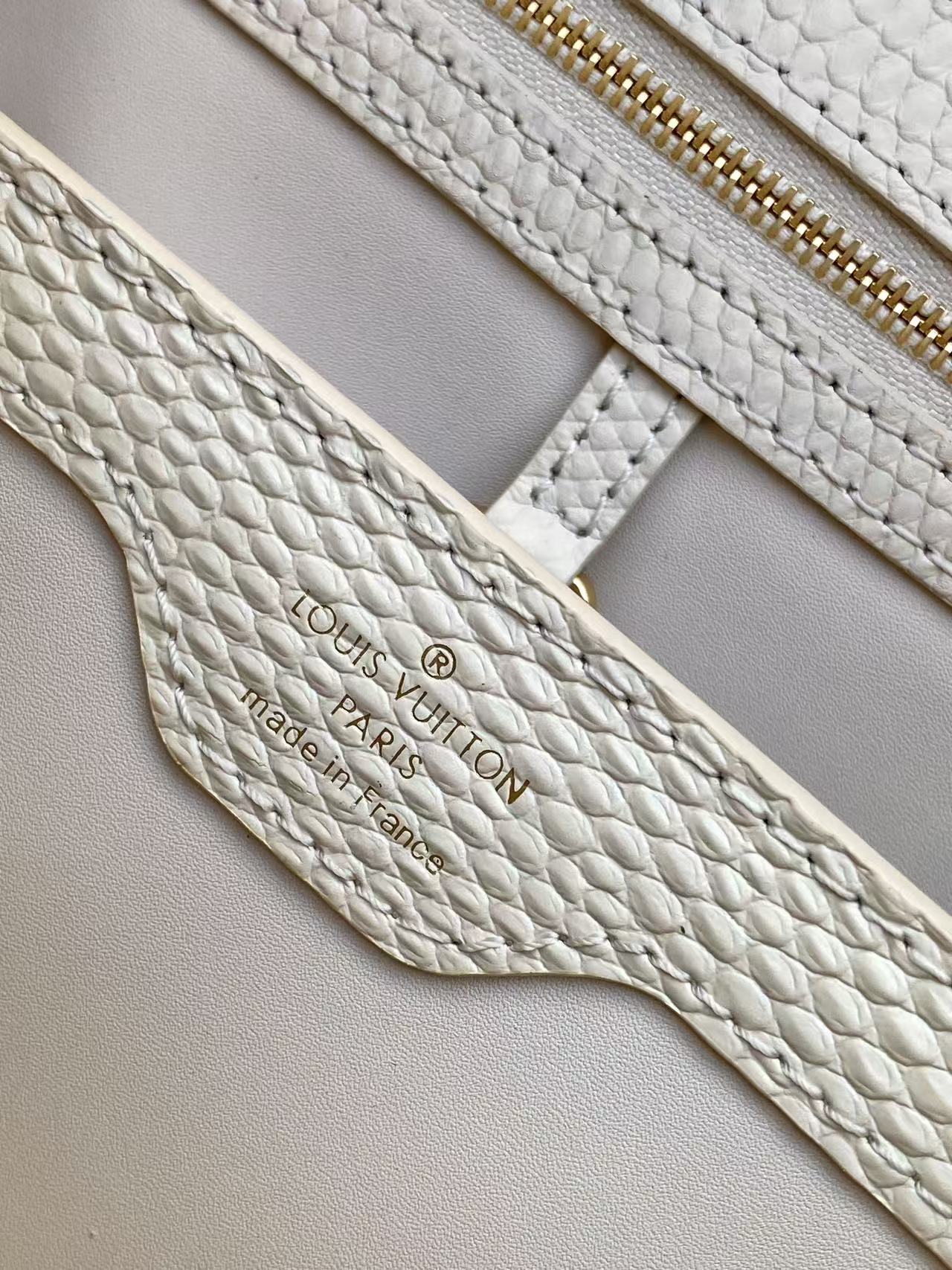 Louis Vuitton Capucines MM in Blanc Cassé