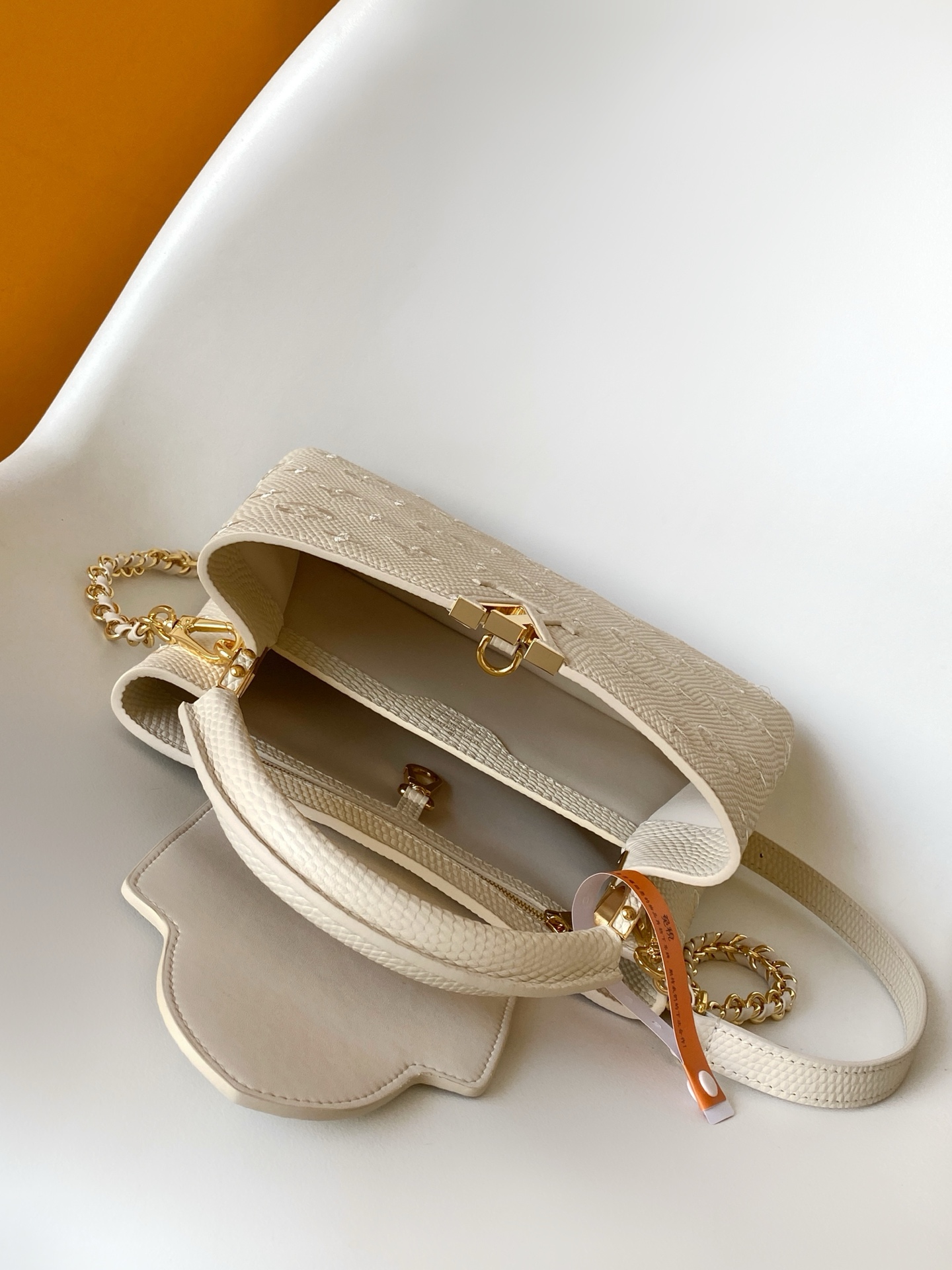Louis Vuitton Capucines MM in Blanc Cassé