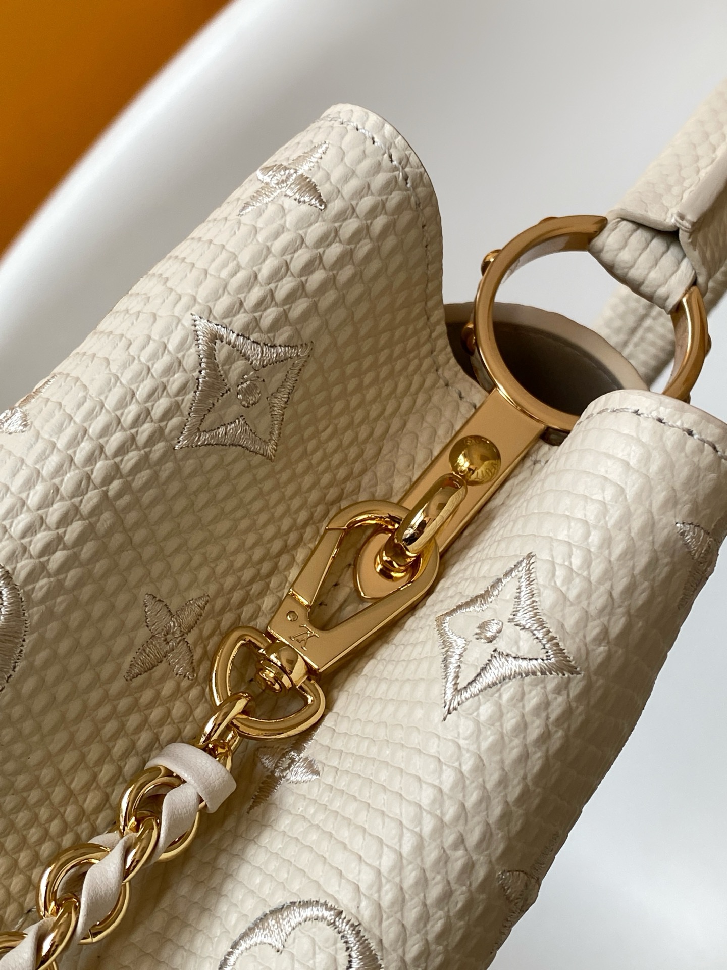 Louis Vuitton Capucines MM in Blanc Cassé