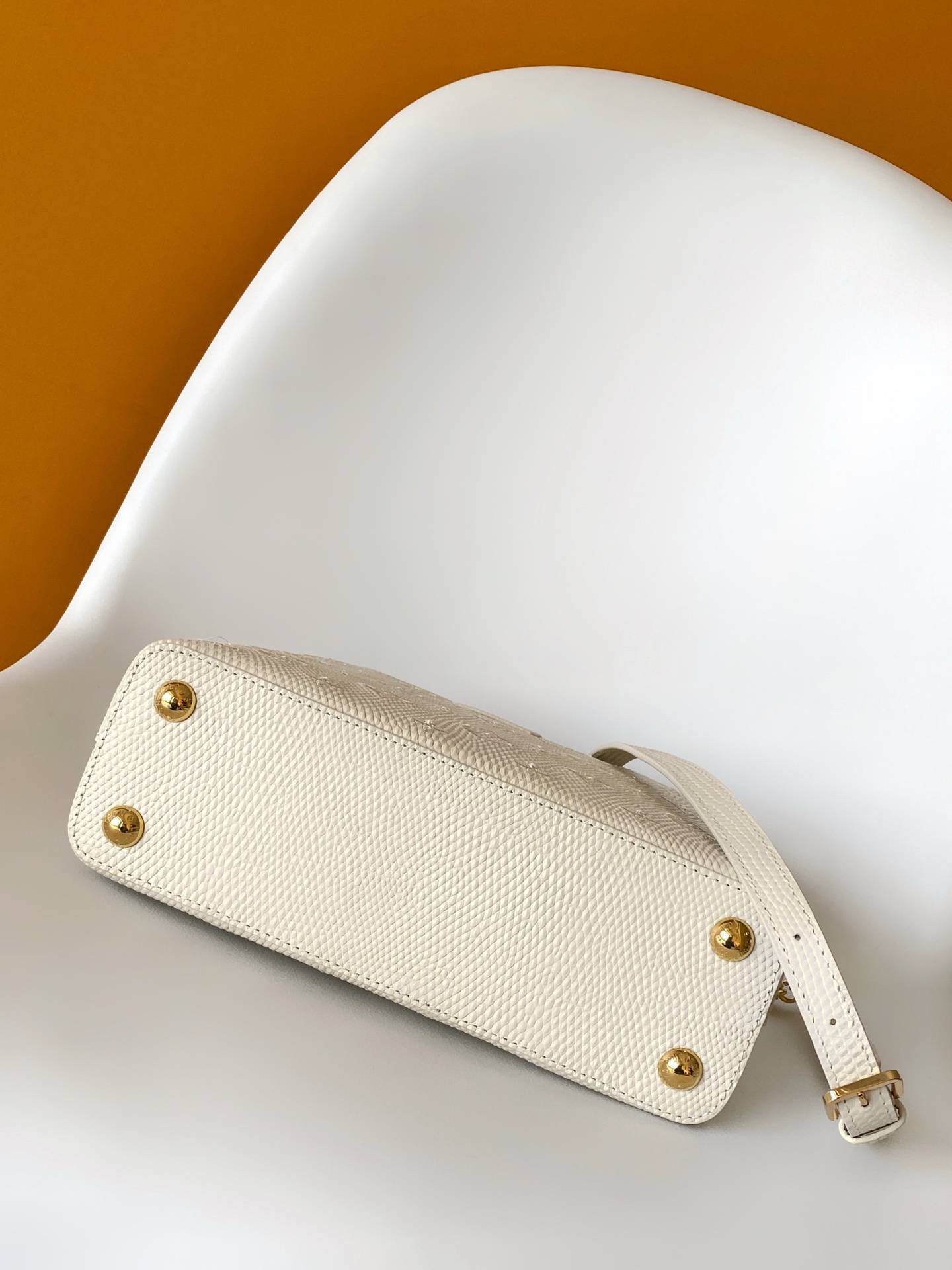 Louis Vuitton Capucines MM in Blanc Cassé