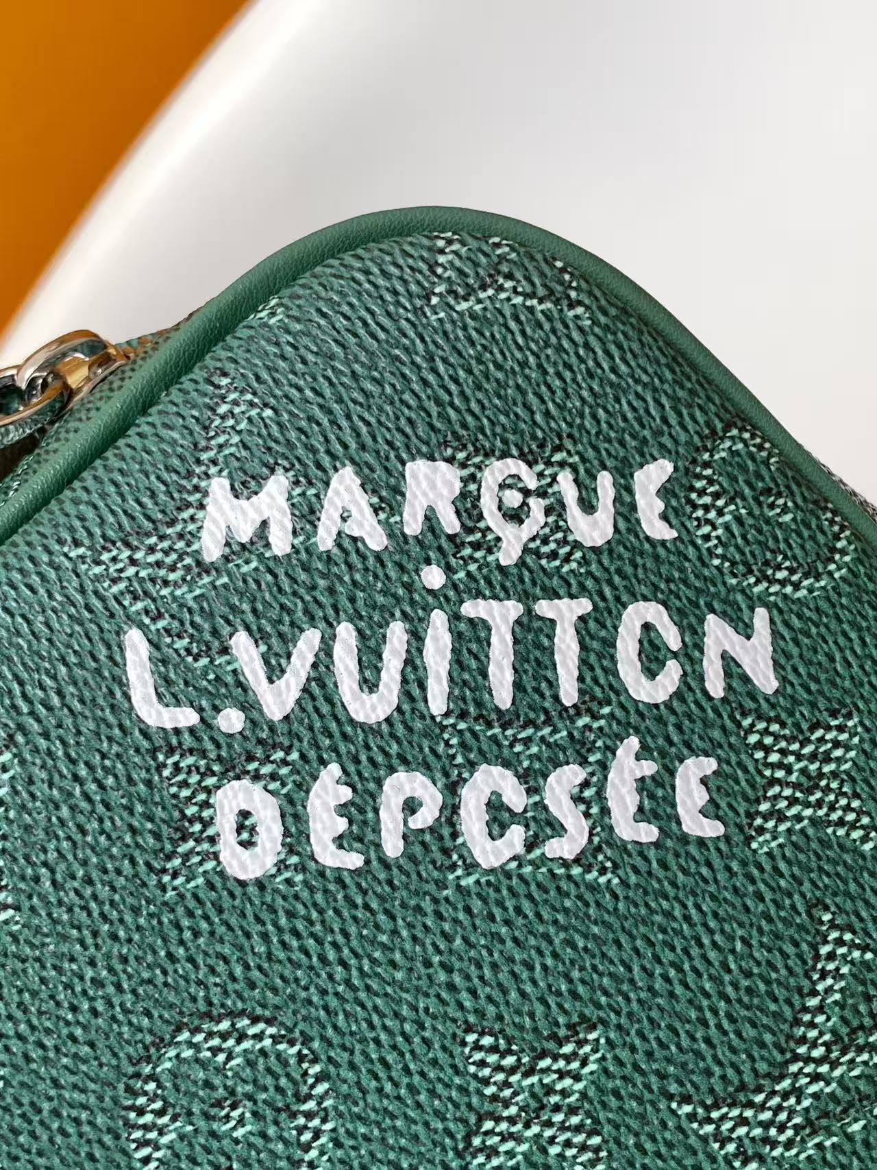 Gucci M26873 橙色 M26872蓝色 M26871绿色 M26870玫红 M27158黄色 动态163本款 Dopp Kit 迷你盥洗袋选用色彩鲜明的 Monogram Heritage 涂层帆布