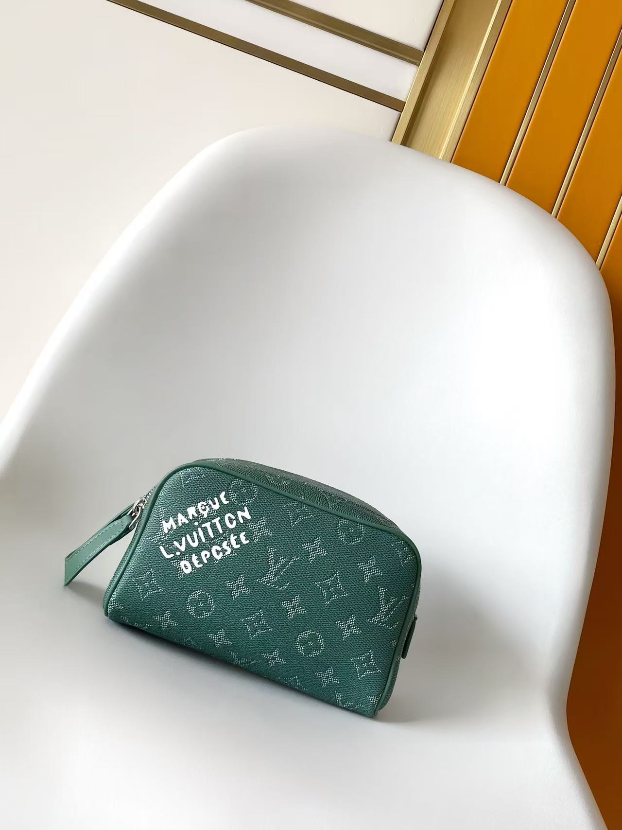 Gucci M26873 橙色 M26872蓝色 M26871绿色 M26870玫红 M27158黄色 动态163本款 Dopp Kit 迷你盥洗袋选用色彩鲜明的 Monogram Heritage 涂层帆布