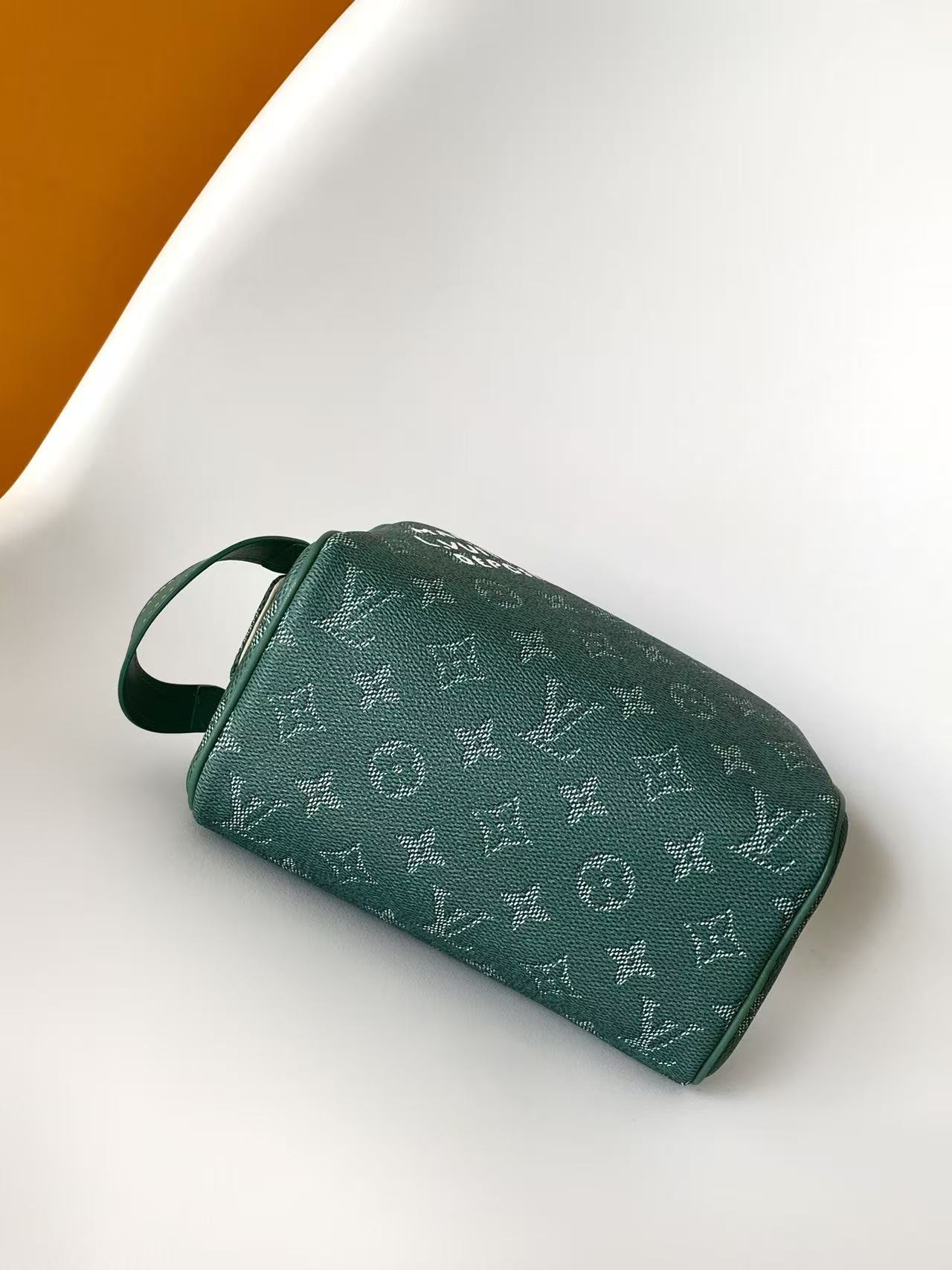 Gucci M26873 橙色 M26872蓝色 M26871绿色 M26870玫红 M27158黄色 动态163本款 Dopp Kit 迷你盥洗袋选用色彩鲜明的 Monogram Heritage 涂层帆布
