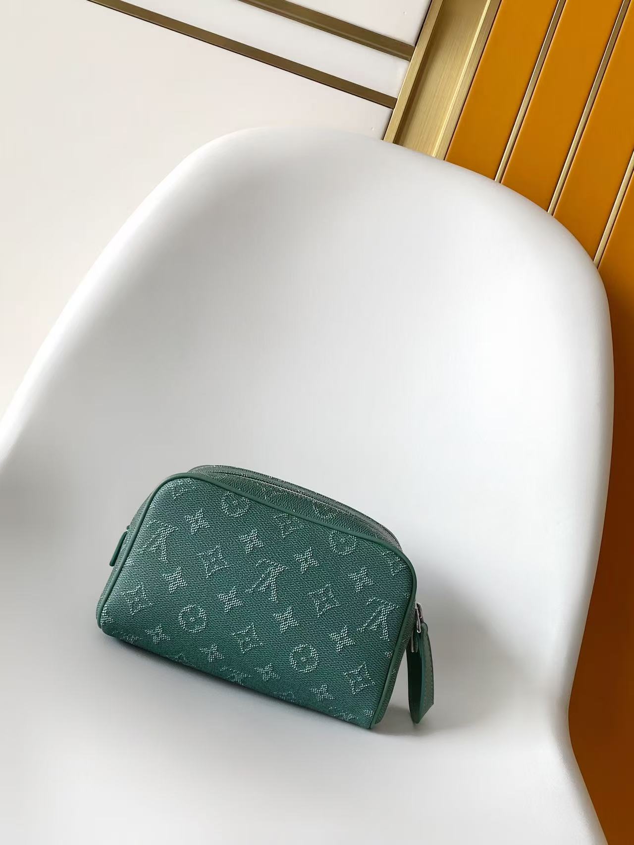 Gucci M26873 橙色 M26872蓝色 M26871绿色 M26870玫红 M27158黄色 动态163本款 Dopp Kit 迷你盥洗袋选用色彩鲜明的 Monogram Heritage 涂层帆布